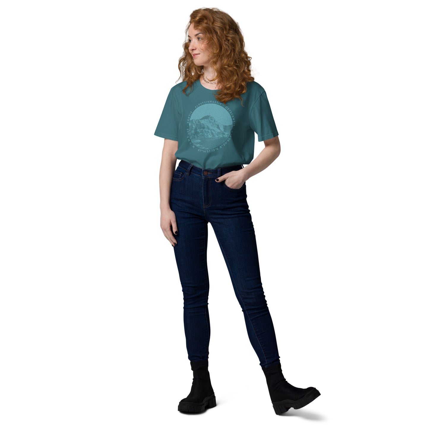 Damen T-Shirt in Petrol mit Säntis-Print aus Bio-Baumwolle, getragen von einer Frau in den Bergen.