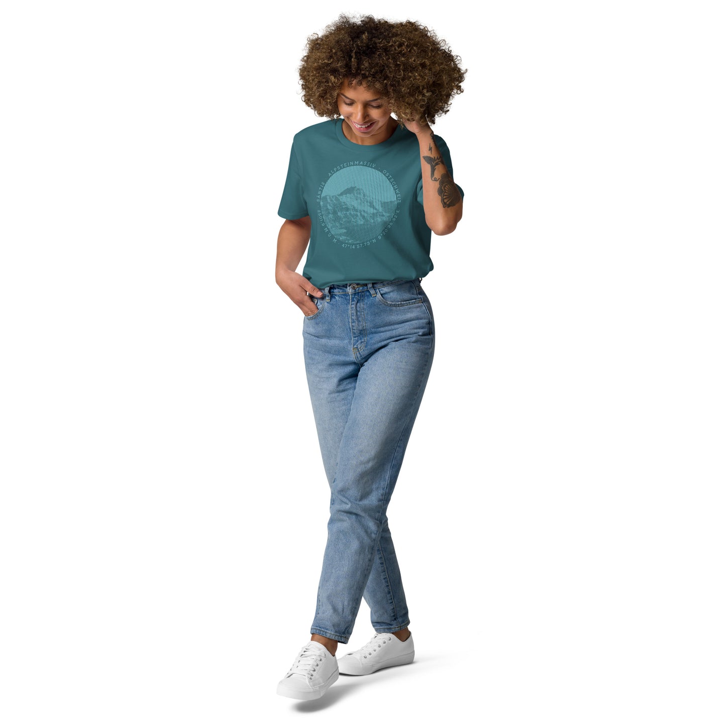 Damen T-Shirt 'Stargazer' in Petrol, Bio-Baumwolle, mit Säntis-Gipfel-Aufdruck, getragen von einer Bergbegeisterten.