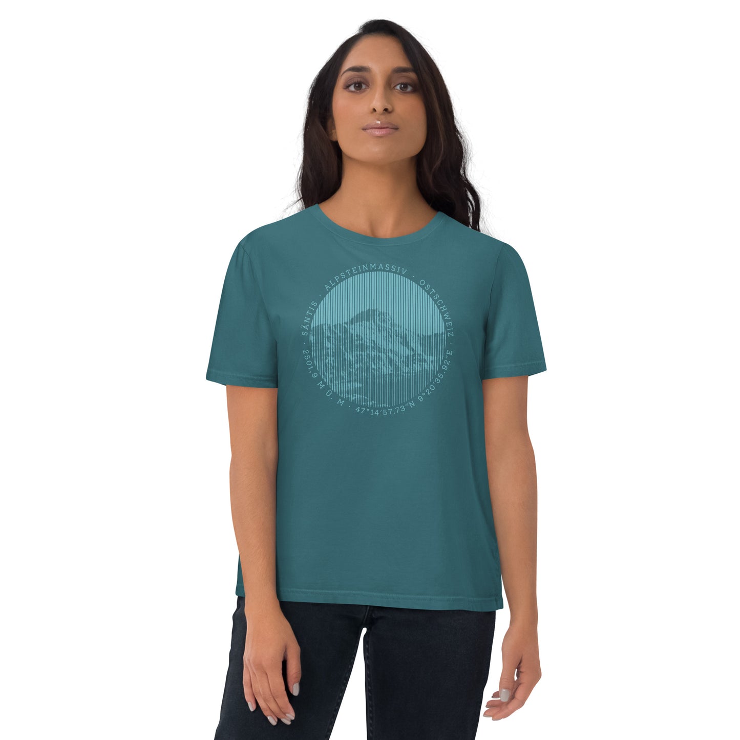 Damen T-Shirt aus Bio-Baumwolle in Petrol, Stargazer von Vallada, mit Säntis-Gipfel-Aufdruck, getragen von einer Bergfreundin.