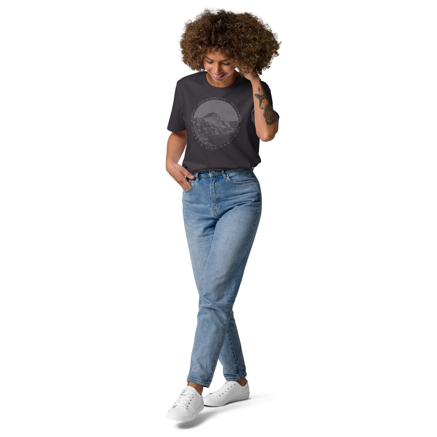 Anthrazitfarbenes Damen T-Shirt aus Bio-Baumwolle mit Säntis-Gipfel-Aufdruck, getragen von einer Bergfreundin.