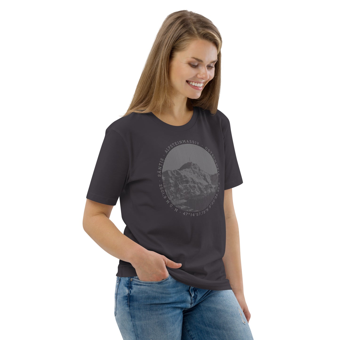 Anthrazitfarbenes Damen T-Shirt aus Bio-Baumwolle mit Säntis-Gipfel-Aufdruck, getragen von einer Frau in der Natur.