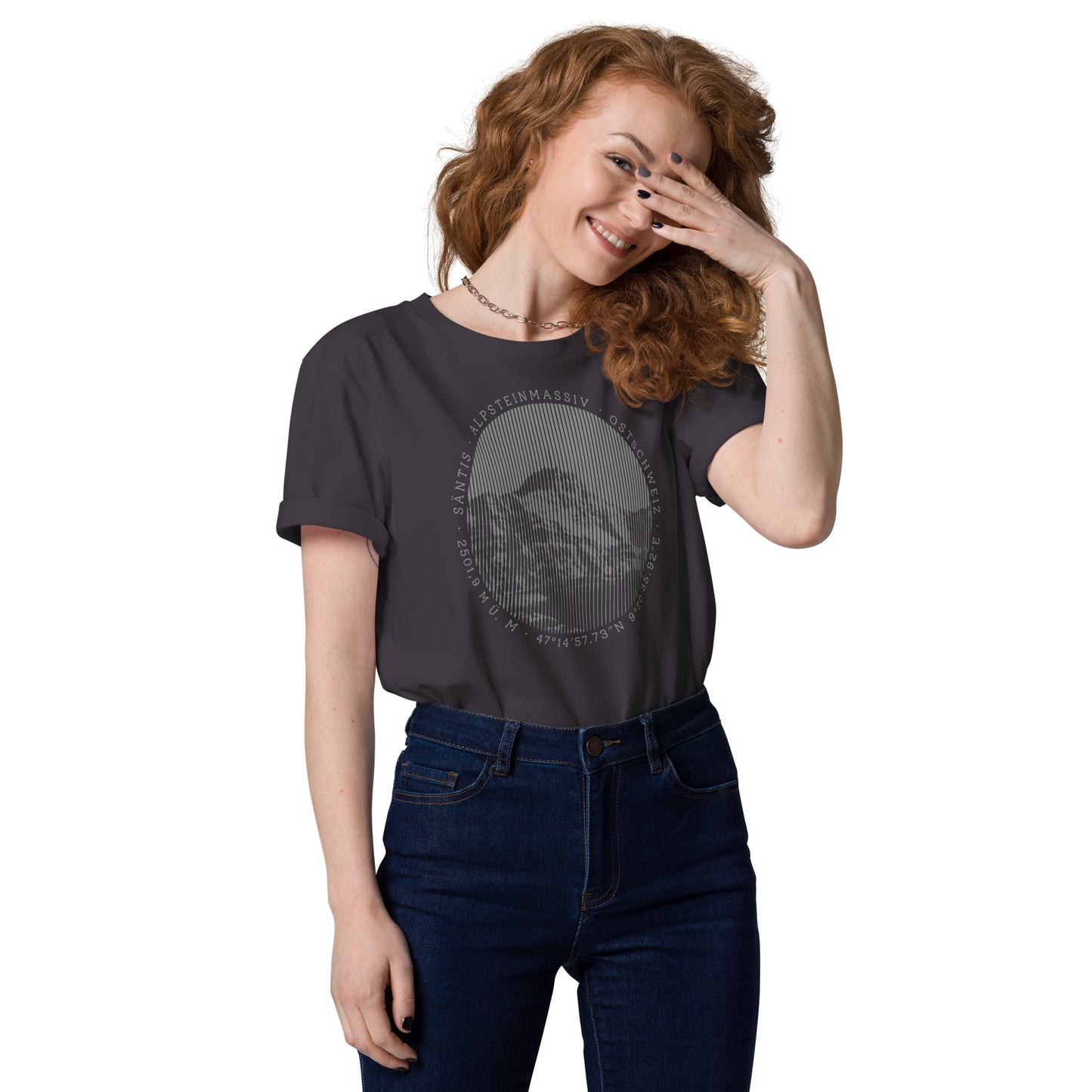 Anthrazitfarbenes Damen T-Shirt aus Bio-Baumwolle mit Säntis-Gipfel-Aufdruck, getragen von einer Bergfreundin.