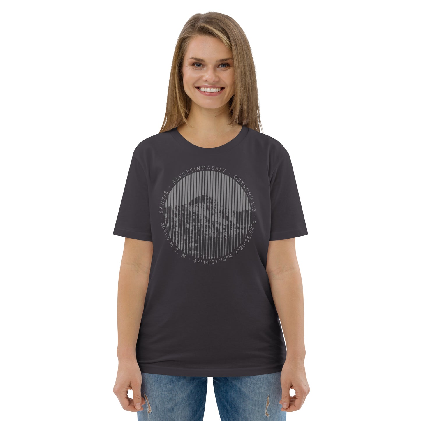 Anthrazitfarbenes Damen T-Shirt aus Bio-Baumwolle mit Säntis-Print, getragen von einer Bergenthusiastin.