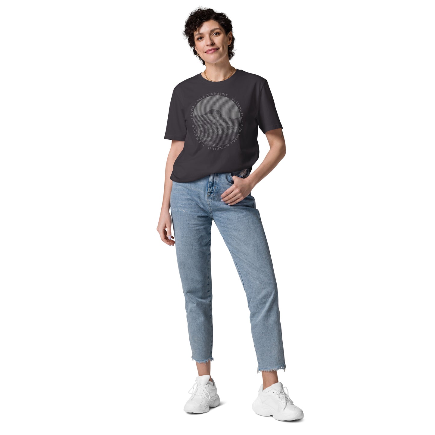 Anthrazitfarbenes Damen T-Shirt mit Säntis-Print aus Bio-Baumwolle, getragen von einer Bergbegeisterten.
