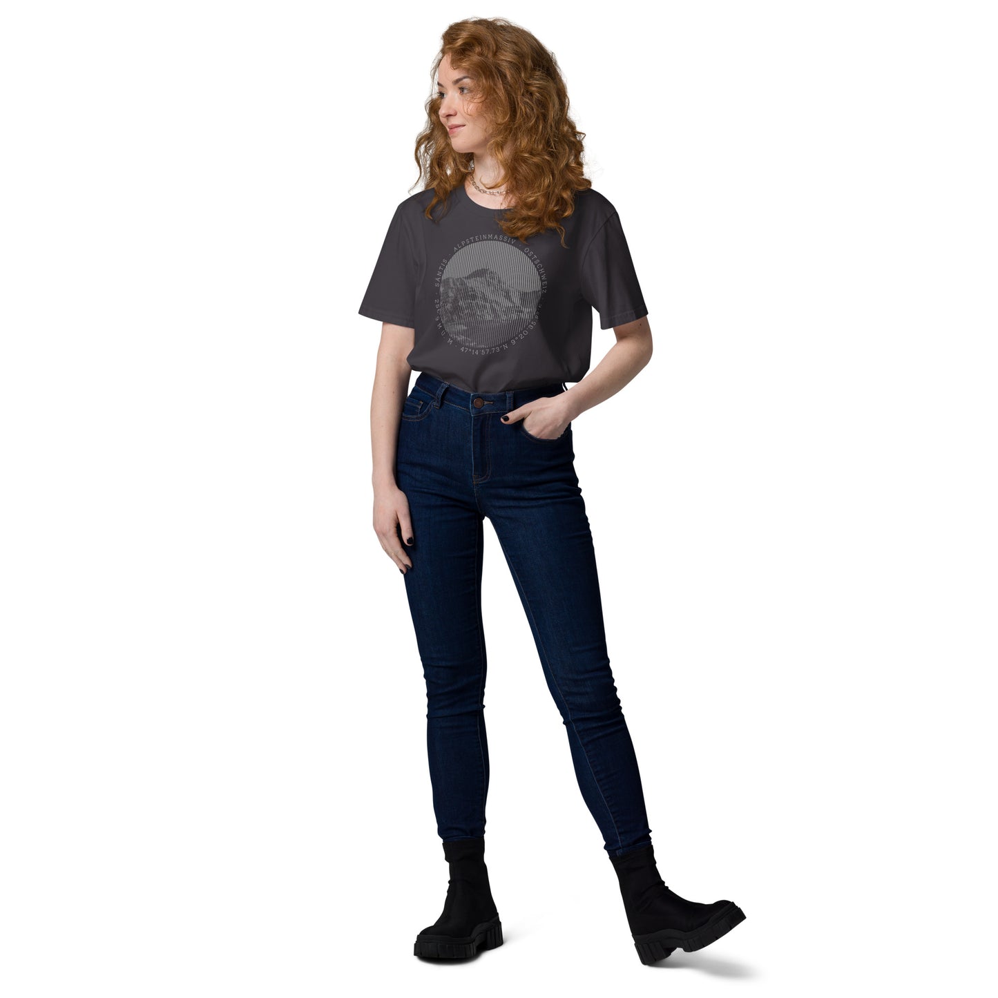 Anthrazitfarbenes Damen T-Shirt aus Bio-Baumwolle mit Säntis-Gipfel-Aufdruck, getragen von einer Frau.