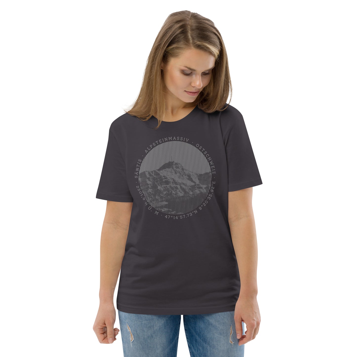 Anthrazitfarbenes Damen T-Shirt aus Bio-Baumwolle mit Säntis-Gipfel-Aufdruck, getragen von einer Naturfreundin.