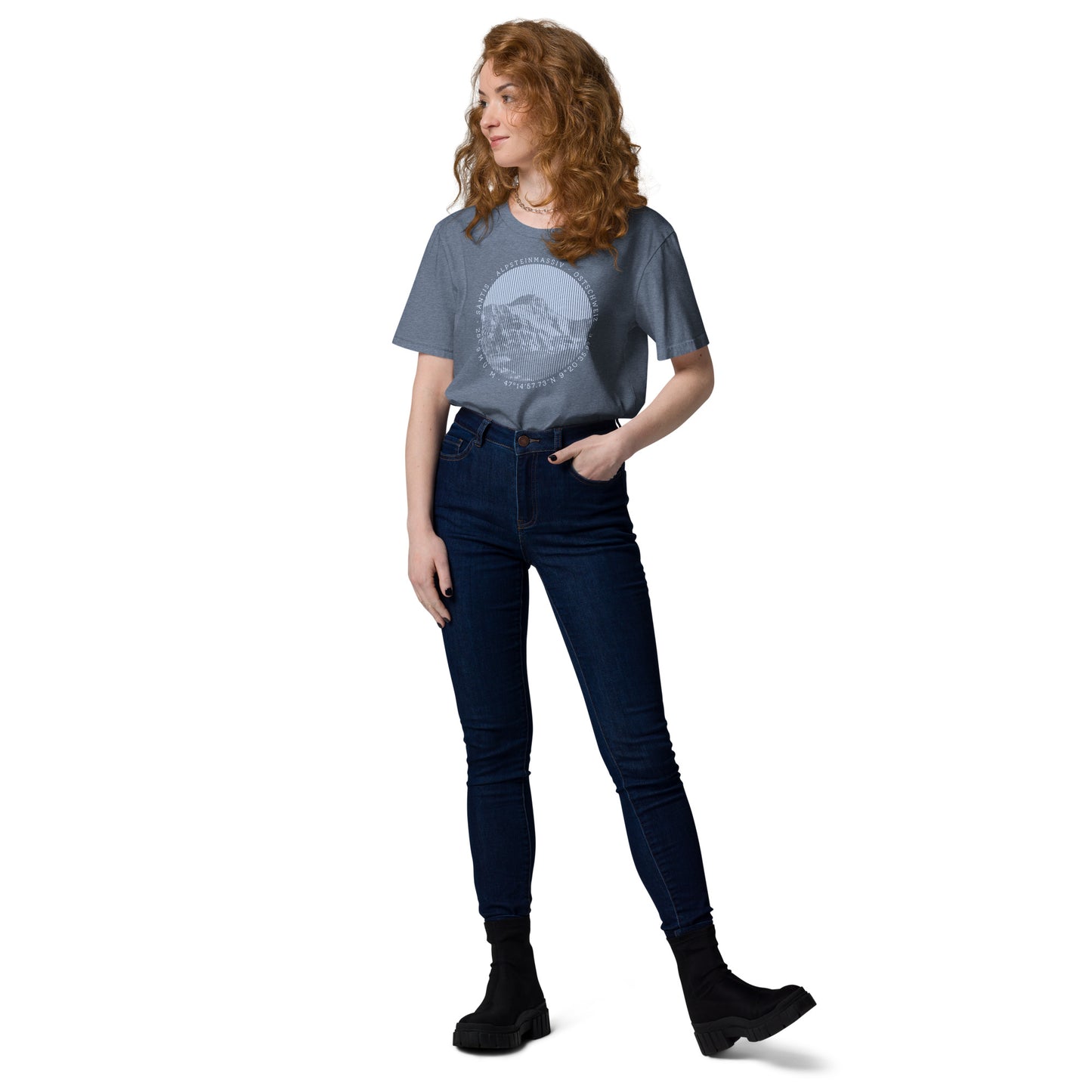 Dunkelblau meliertes Damen T-Shirt aus Bio-Baumwolle mit Säntis-Aufdruck, getragen von einer Frau in der Natur.
