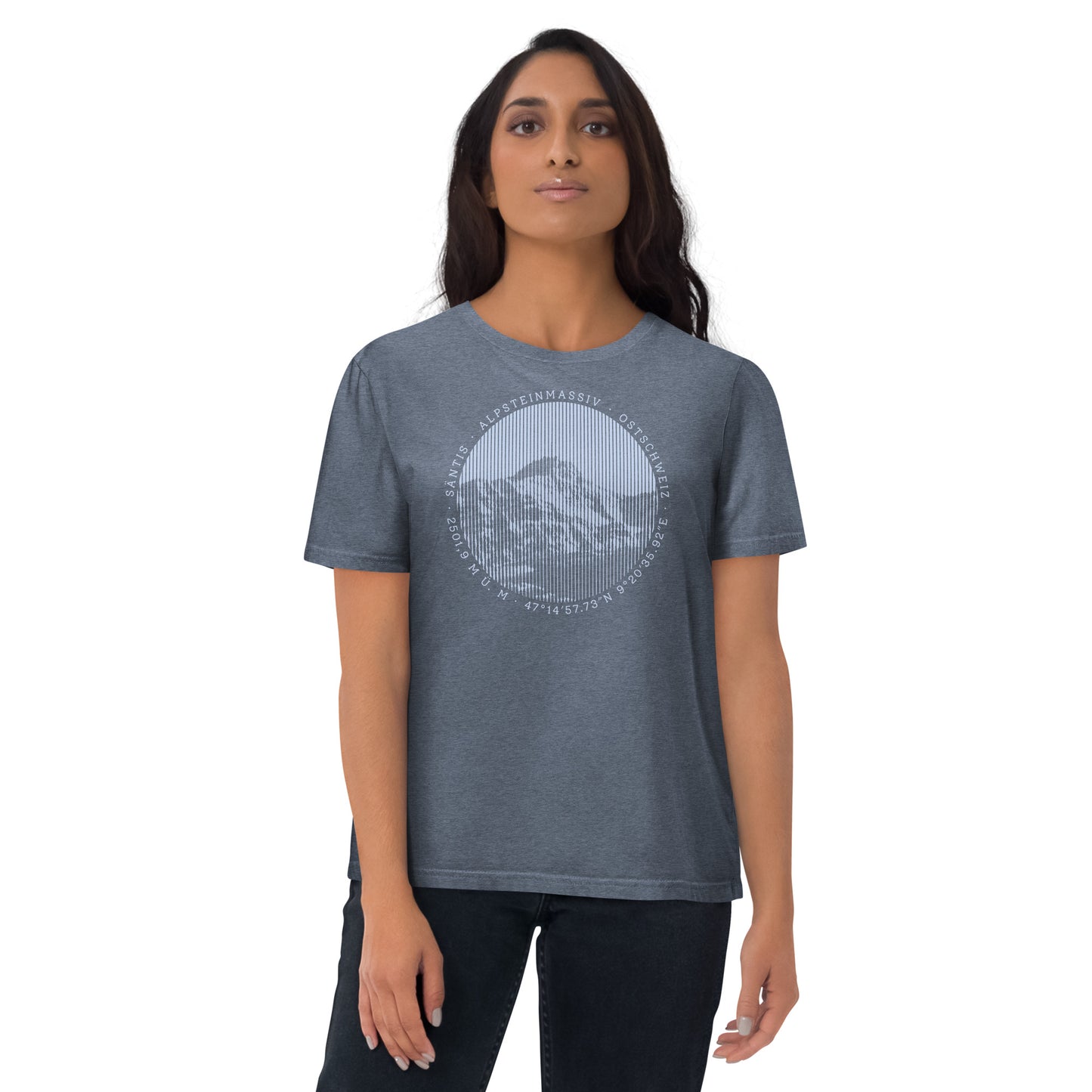 Dunkelblau meliertes Damen T-Shirt aus Bio-Baumwolle mit Säntis-Gipfel-Aufdruck, getragen von einer Bergfreundin.