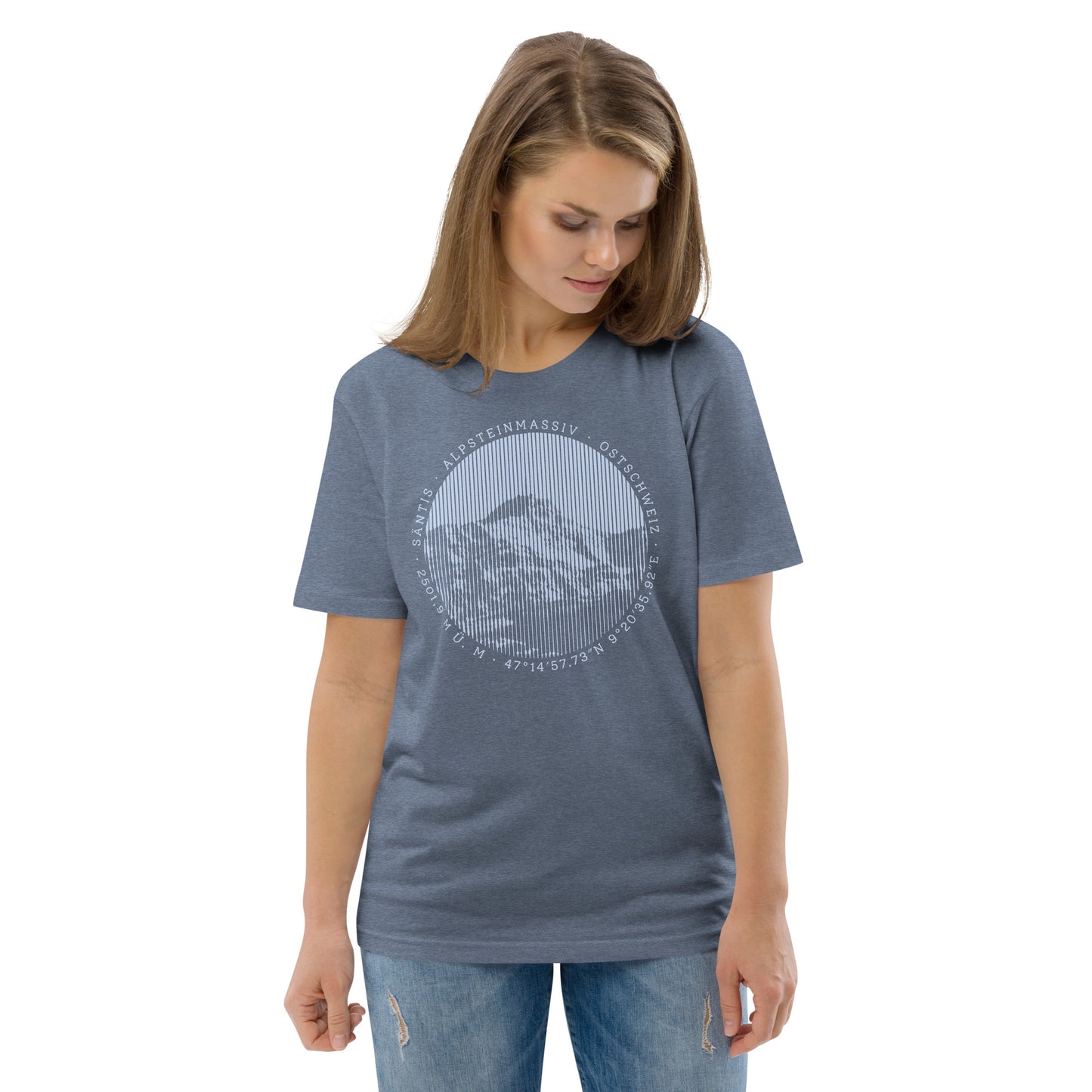 Dunkelblau meliertes Damen T-Shirt aus Bio-Baumwolle mit Säntis-Gipfel-Aufdruck, getragen von einer Naturfreundin.