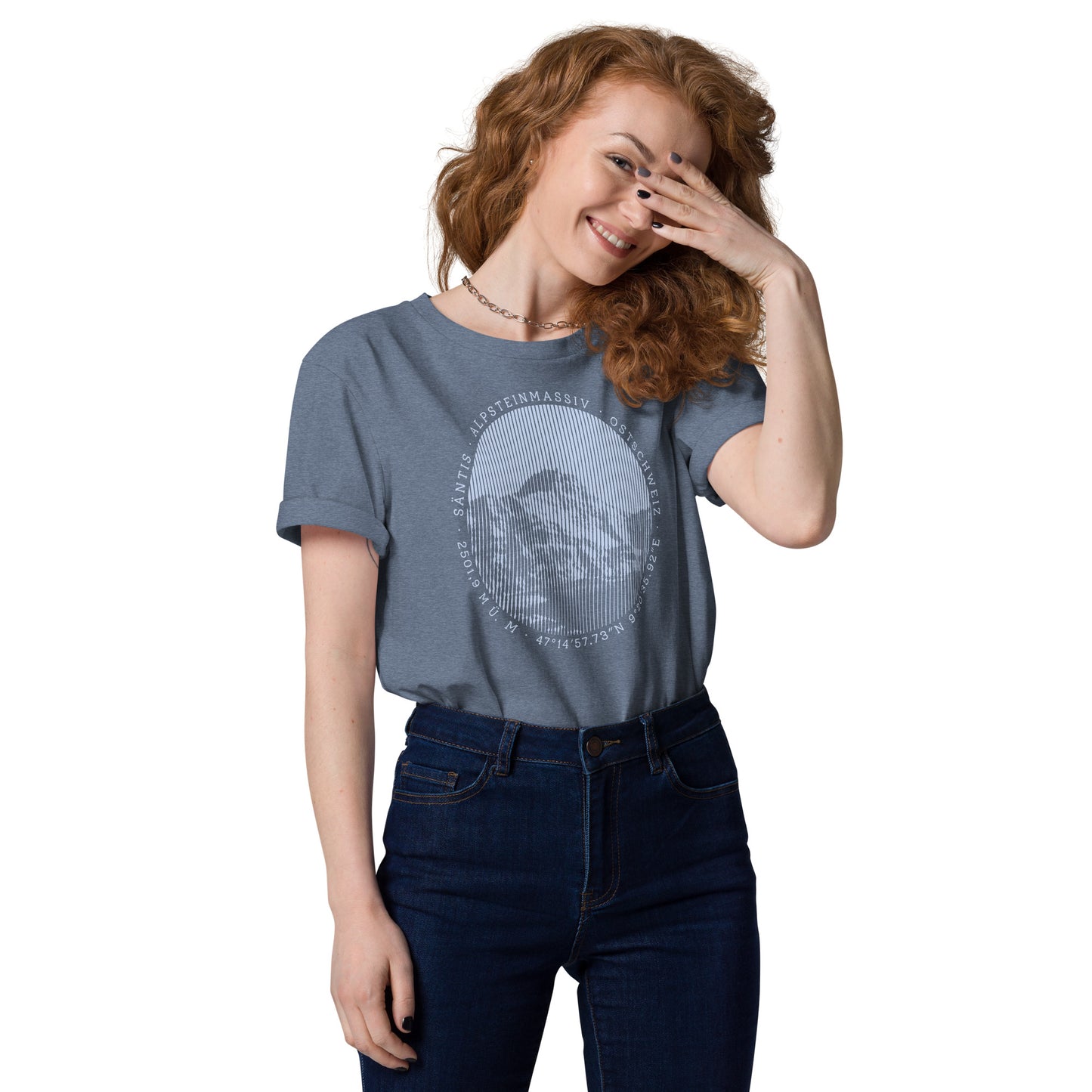 Dunkelblau meliertes Damen T-Shirt von Vallada mit Säntis-Gipfel-Aufdruck, getragen von einer Bergbegeisterten.