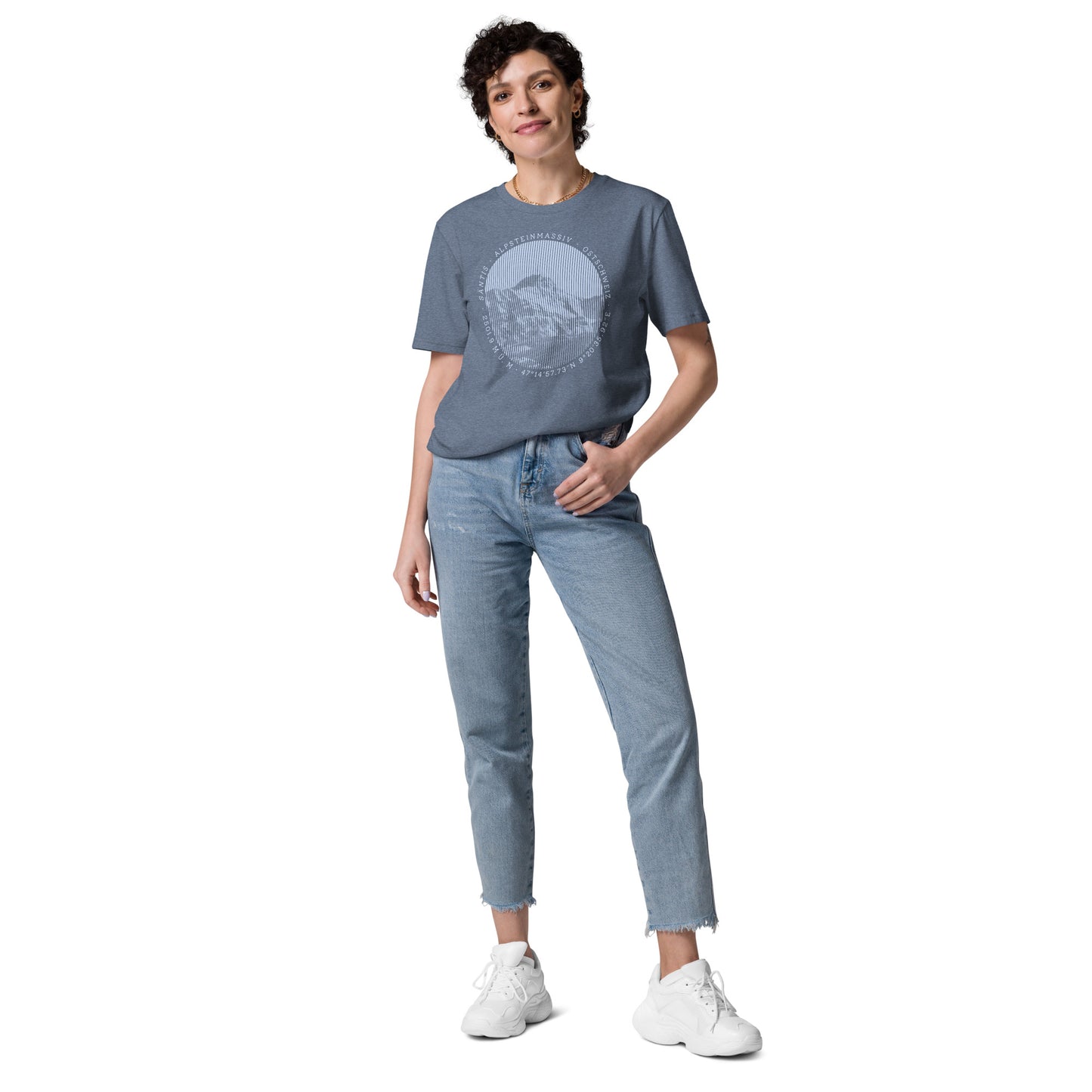 Dunkelblau meliertes Damen T-Shirt aus Bio-Baumwolle mit Säntis-Aufdruck, getragen von einer Frau in den Bergen.