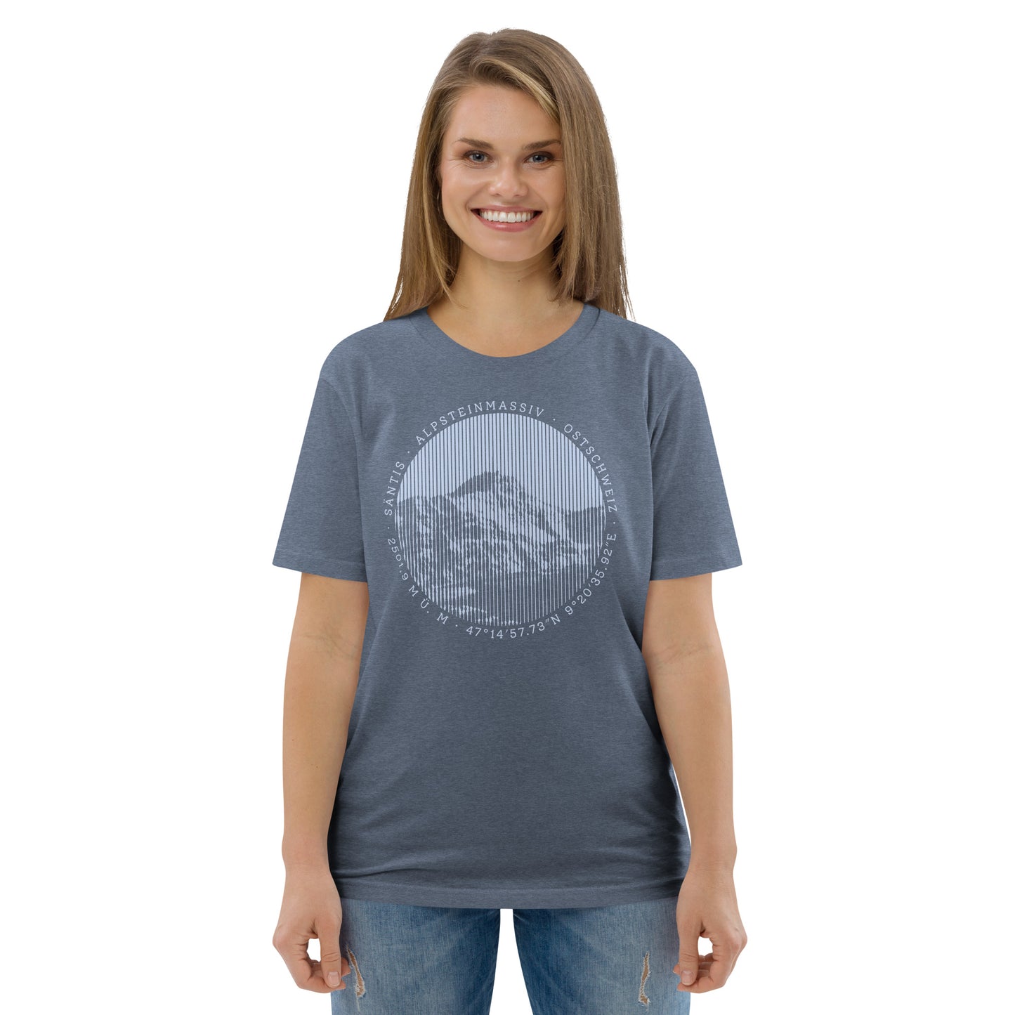 Dunkelblau meliertes Damen T-Shirt aus Bio-Baumwolle mit Säntis-Print, getragen von einer Frau in den Bergen.