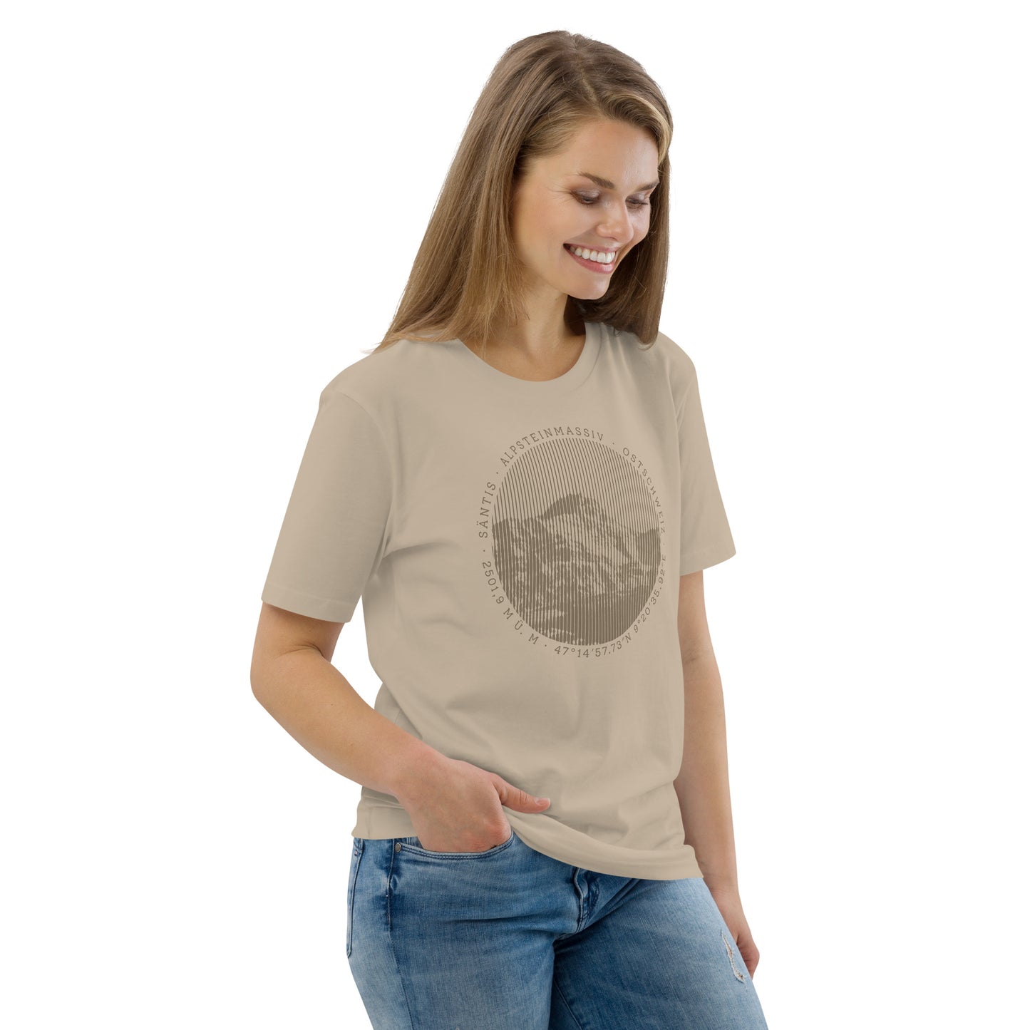 Beiges Damen T-Shirt aus Bio-Baumwolle mit Säntis-Gipfel-Aufdruck, getragen von einer Bergfreundin.