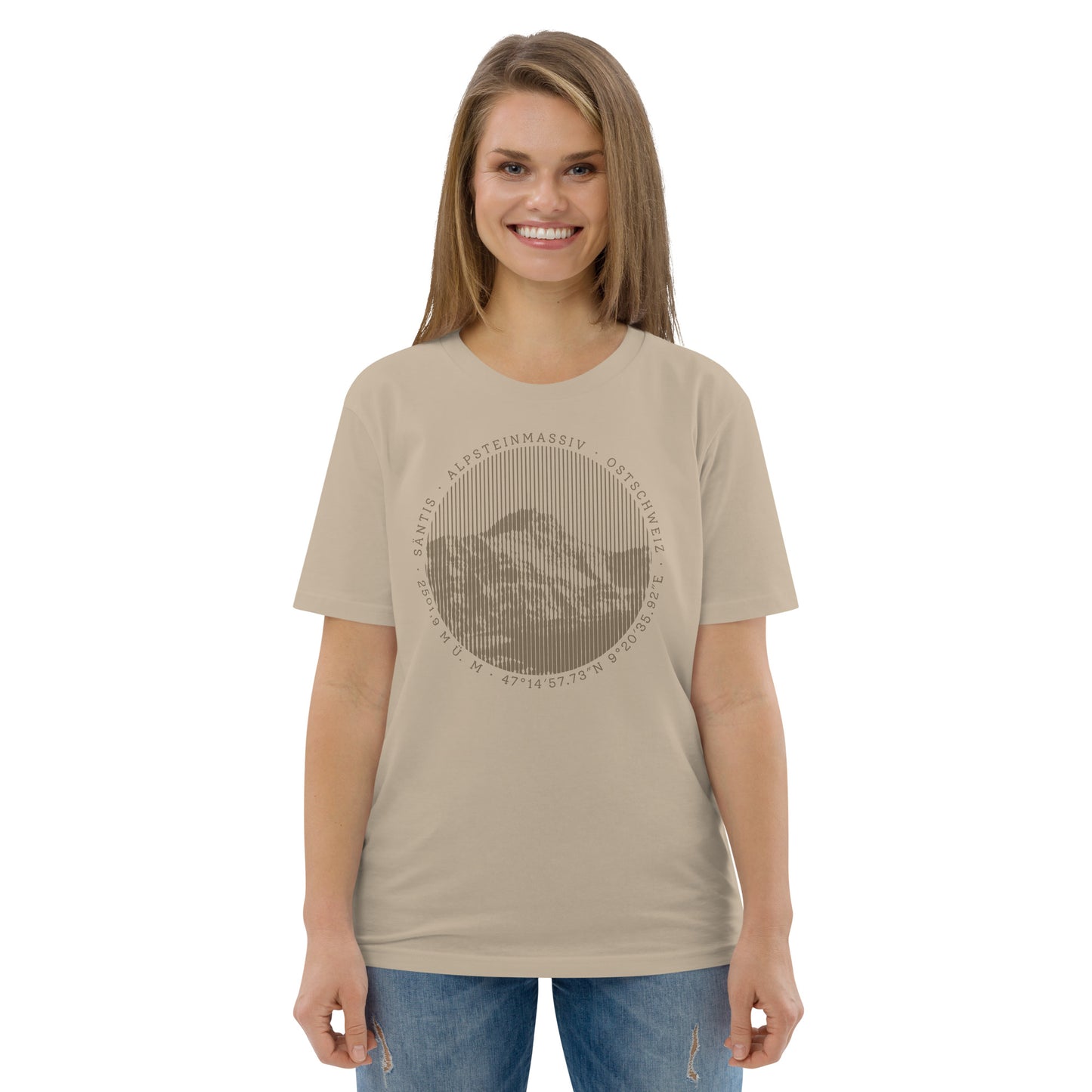 Beiges Damen T-Shirt aus Bio-Baumwolle mit Säntis-Print, getragen von einer Frau, die an ihre Bergtouren erinnert wird.