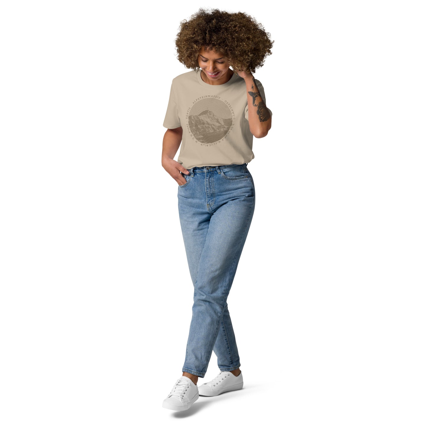 Damen T-Shirt aus Bio-Baumwolle in Wüstensand mit Säntis-Aufdruck, getragen von einer Frau in den Alpen.
