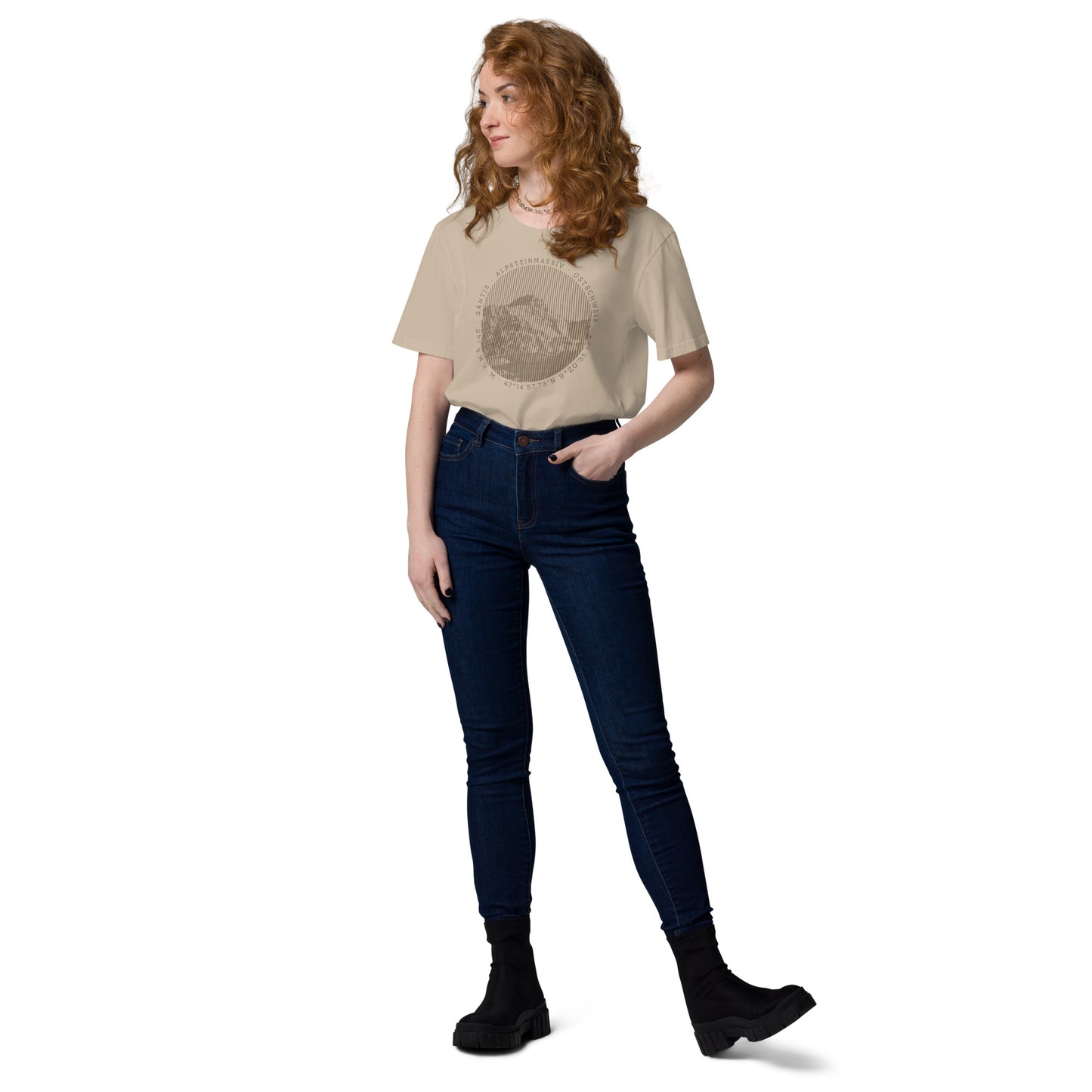 Beiges Damen T-Shirt mit Säntis-Aufdruck aus Bio-Baumwolle, getragen von einer Frau.