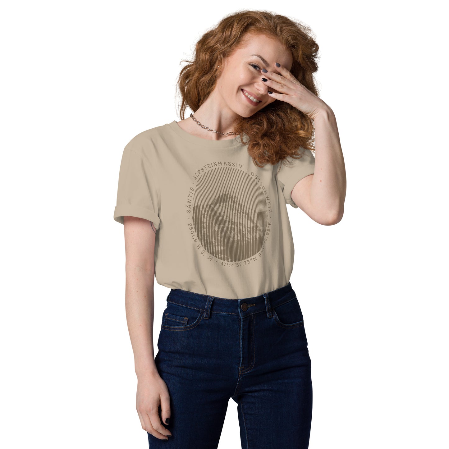 Beiges Damen T-Shirt aus Bio-Baumwolle mit Säntis-Gipfel-Aufdruck, getragen von einer Frau in der Natur.