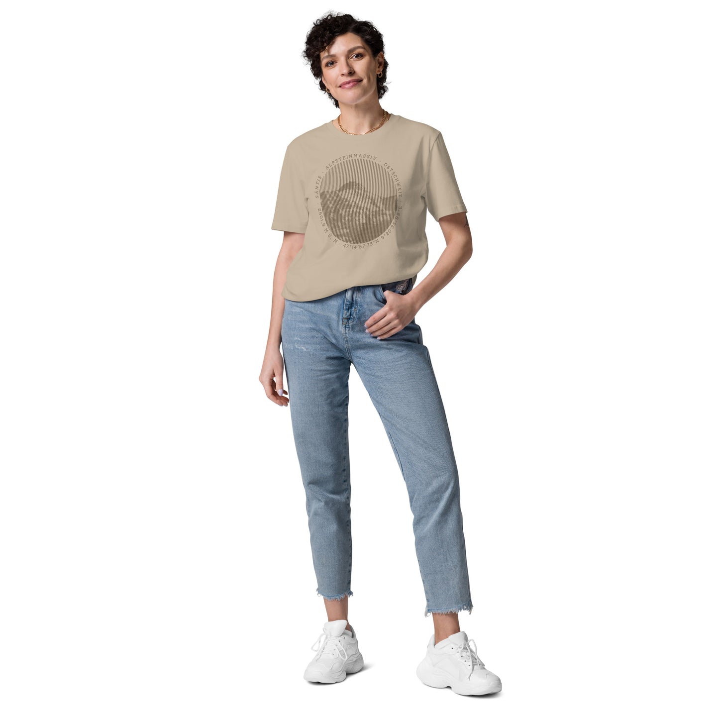 Damen T-Shirt in Wüstensand mit Säntis-Print aus Bio-Baumwolle, getragen von einer Frau.