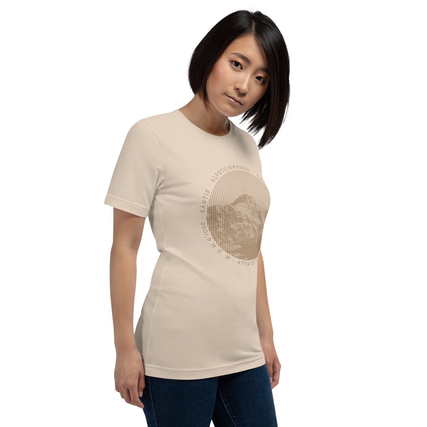Damen T-Shirt in Crèmefarbe mit Säntis-Print, getragen von einer Frau, zeigt Enthusiasmus für die Appenzeller Alpen.