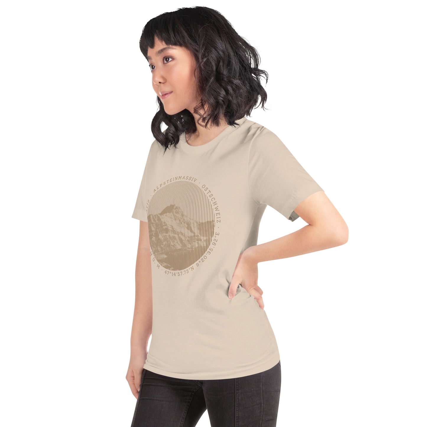 Crèmefarbenes Damen T-Shirt mit Säntis-Print, getragen von einer Frau in der Natur.