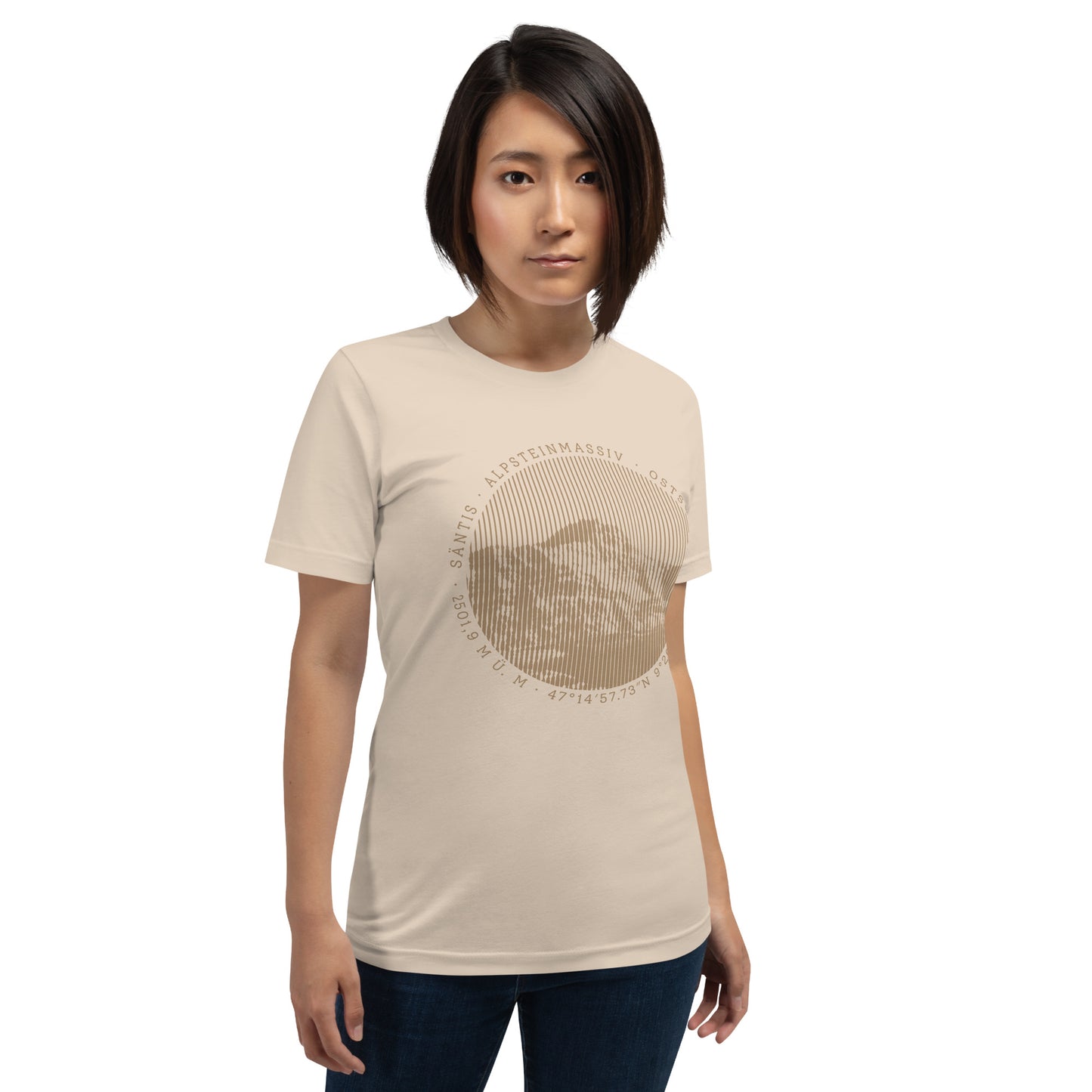 Crèmefarbenes Damen T-Shirt mit Säntis-Gipfel-Aufdruck, getragen von einer Frau, die die Natur liebt.