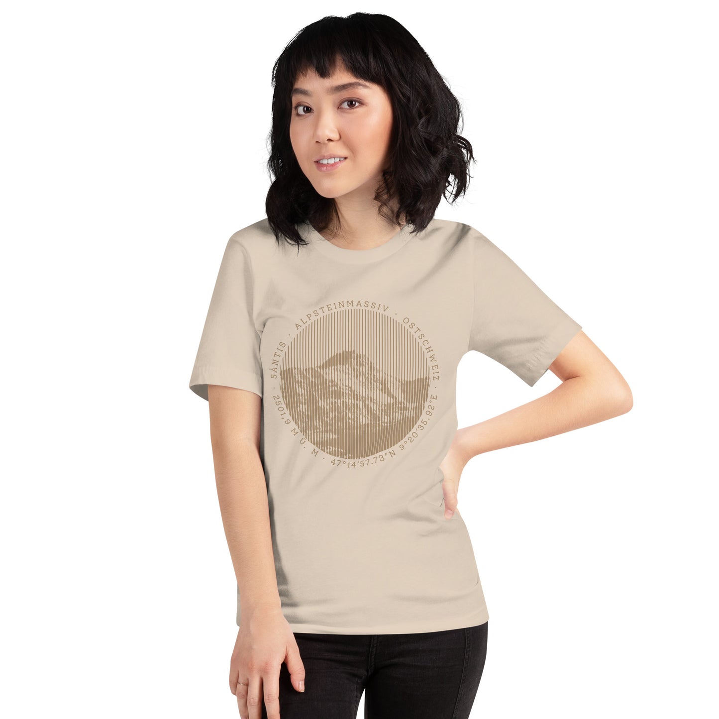 Crèmefarbenes Damen T-Shirt mit Säntis-Print aus der Vallada-Collection, getragen von einer Bergenthusiastin.