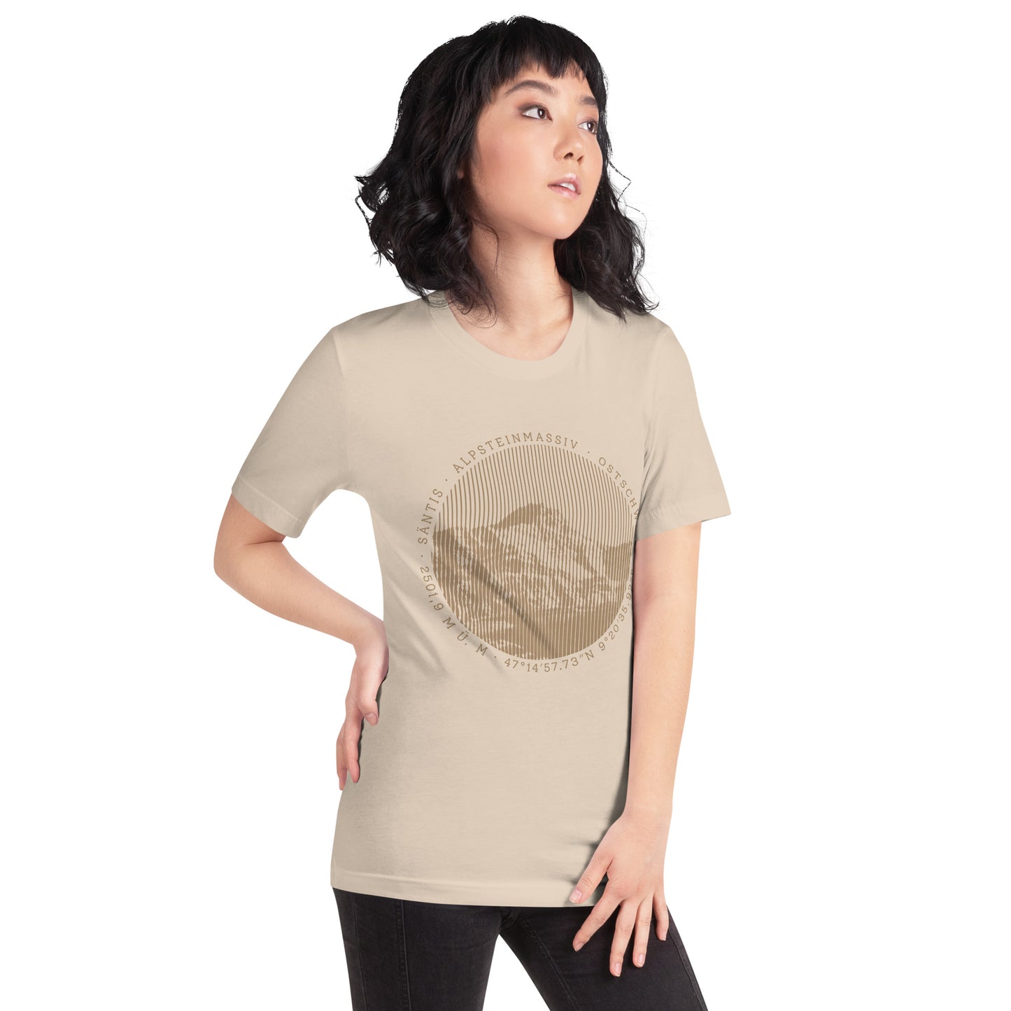 Crèmefarbenes Damen T-Shirt mit Säntis-Gipfel-Aufdruck, getragen von einer Frau, die die Alpen liebt.