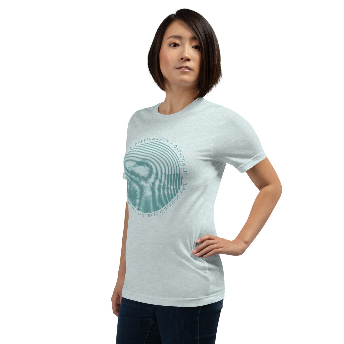 Damen T-Shirt in Eisblau mit Säntis-Gipfel-Print, getragen von einer Bergbegeisterten. Das T-Shirt ist aus Baumwolle und zeigt den Enthusiasmus für den Säntis-Berg in den Appenzeller Alpen.