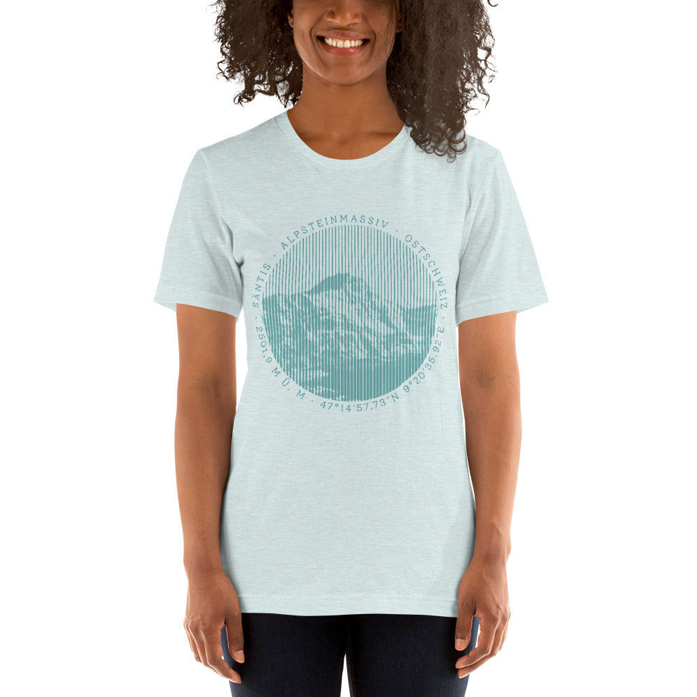 Frau trägt ein hellblaues Damen T-Shirt mit Säntis-Print aus Baumwolle.