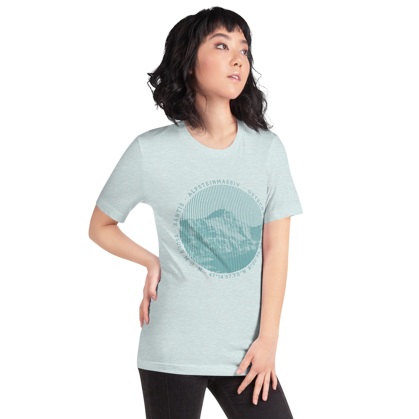 Damen T-Shirt in Eisblau mit Säntis-Print, getragen von einer Frau in den Bergen.