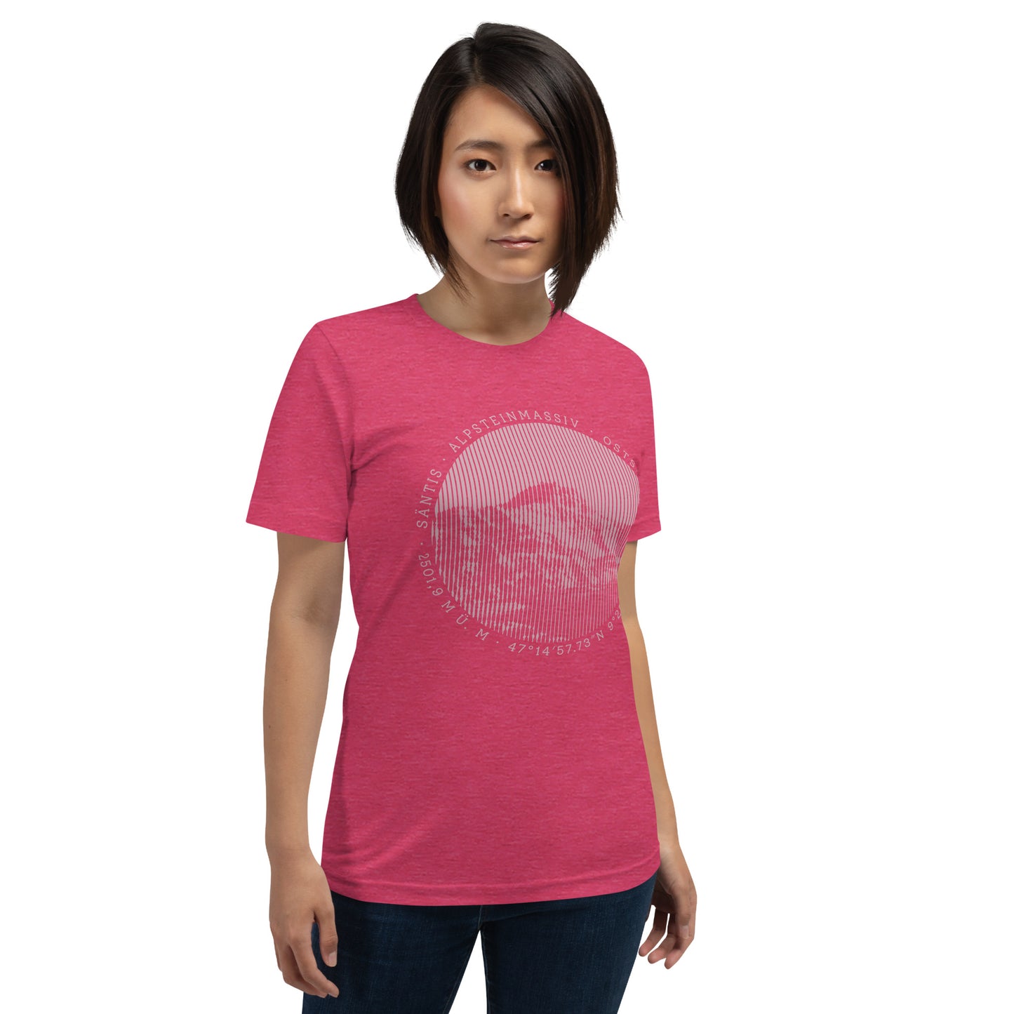 Diese Bergenthusiastin trägt ein rotes Damen T-Shirt aus der Säntis-Collection von Vallada mit einem Säntis-Print. Das erinnert sie bei jedem Tragen an ihre Bergtouren in dieser einmaligen Bergwelt mit seiner grandiosen Natur und die schöne Zeit mit den Freunden.