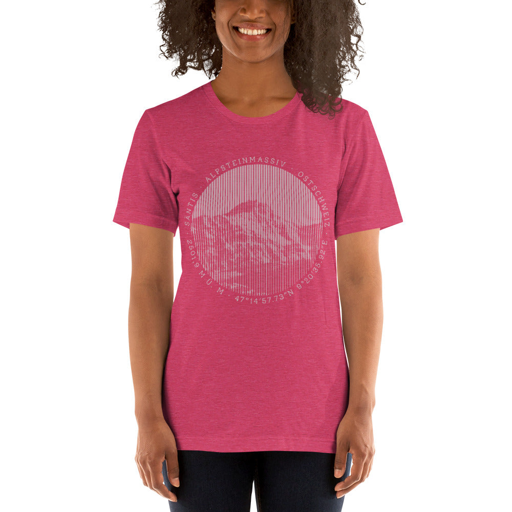 Himbeerrotes Damen T-Shirt mit Säntis-Gipfel-Print, getragen von einer Frau in der Natur.