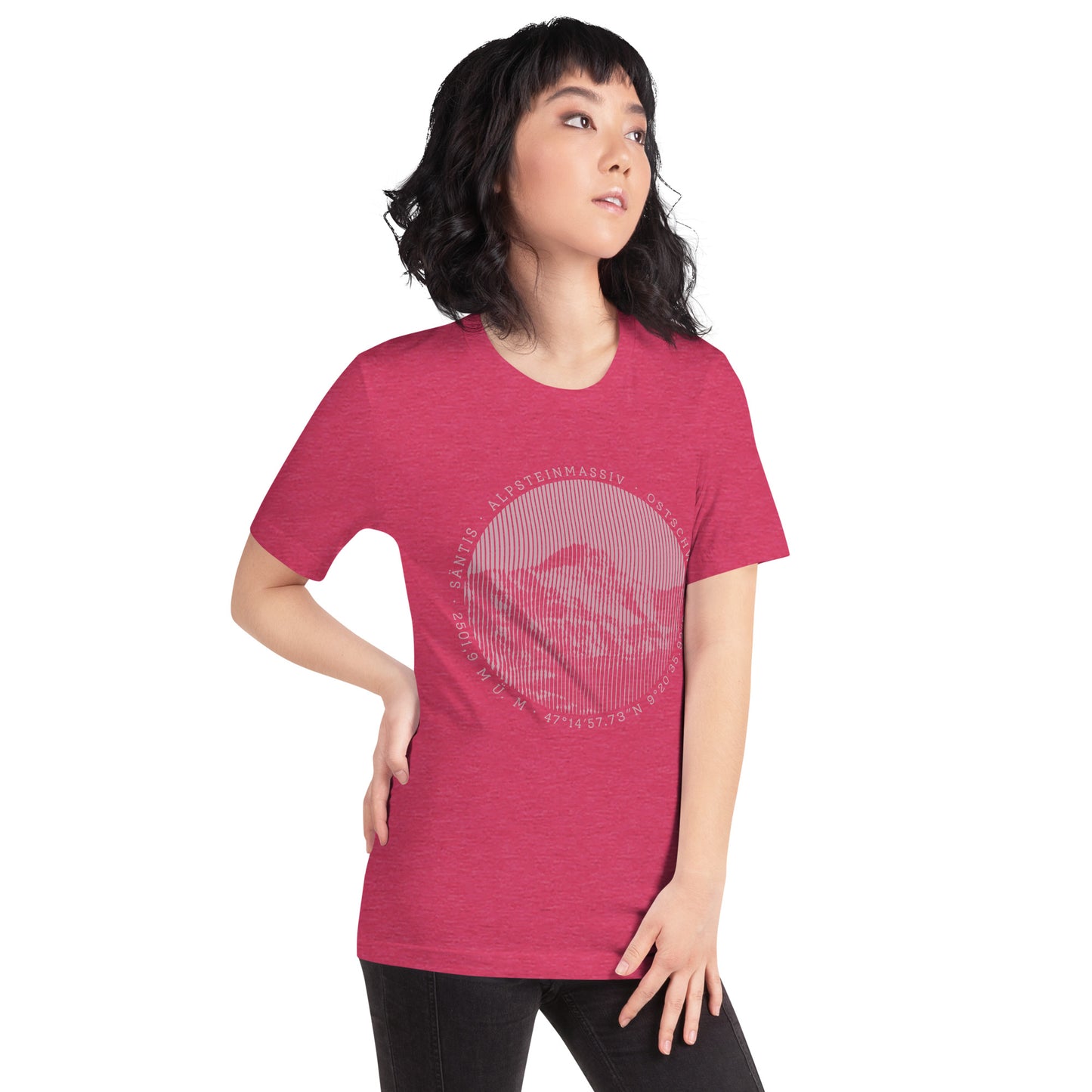 Himbeerrotes Damen T-Shirt mit Säntis-Print, getragen von einer Frau, die ihre Liebe zu den Alpen zeigt.