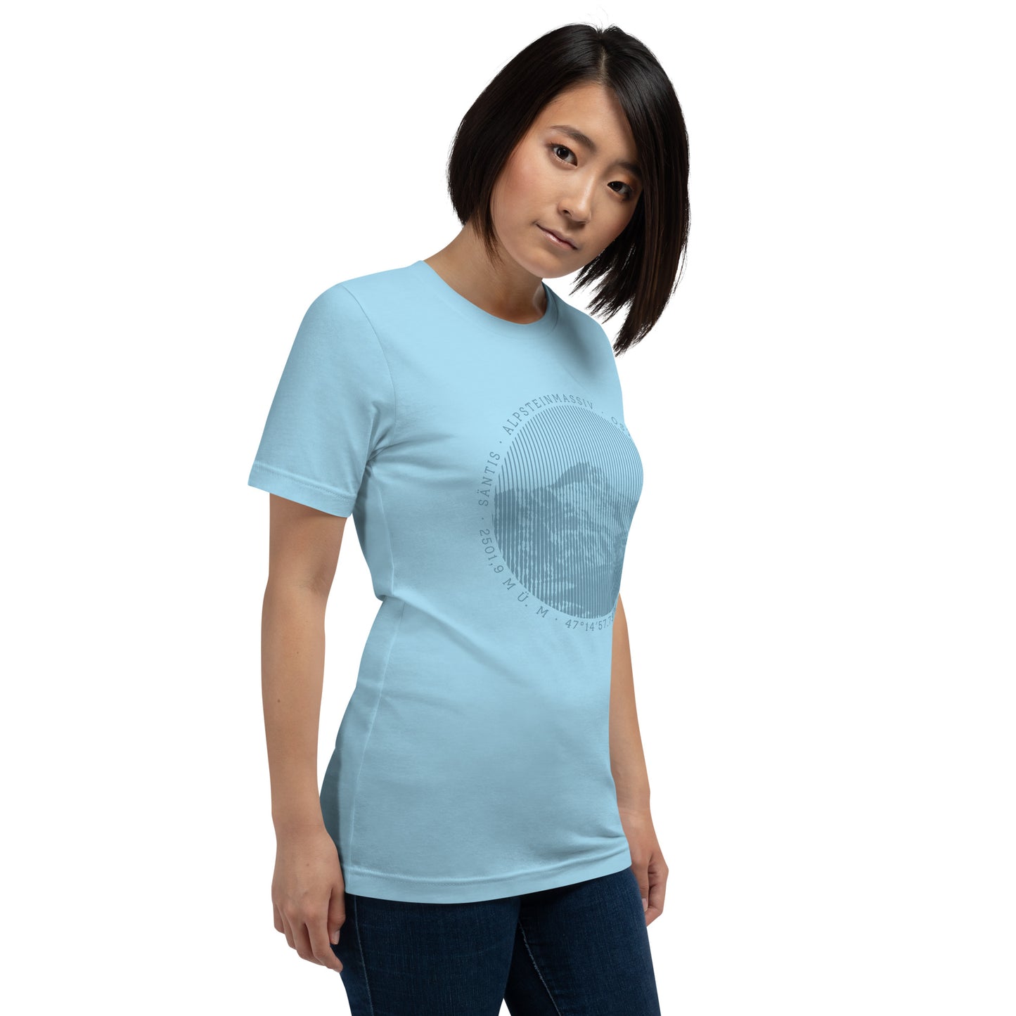 Damen T-Shirt in Meerblau mit Säntis-Gipfel-Print, getragen von einer Frau in der Natur.
