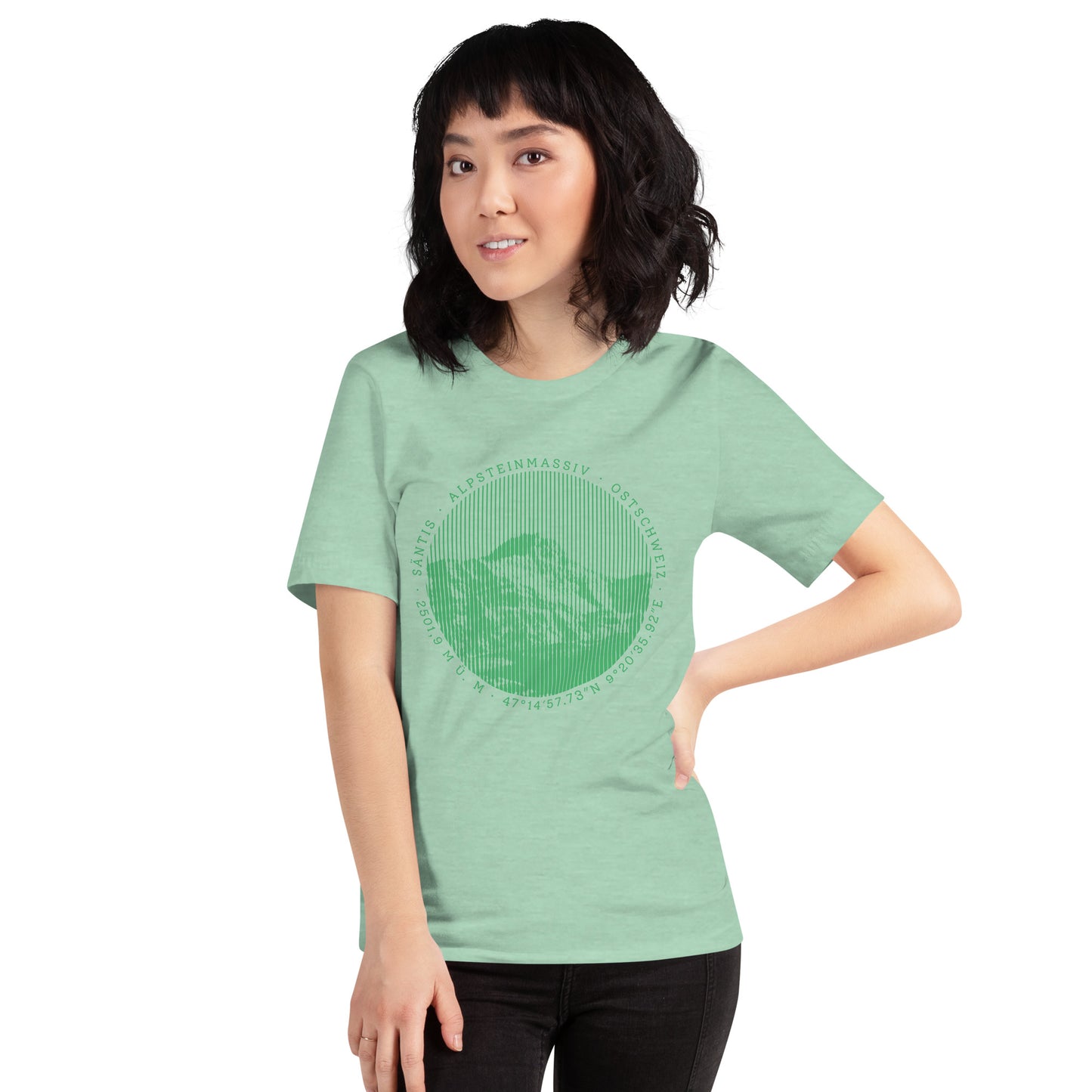 Mintgrün meliertes Damen T-Shirt mit Säntis-Gipfel-Aufdruck, getragen von einer Frau in der Natur.