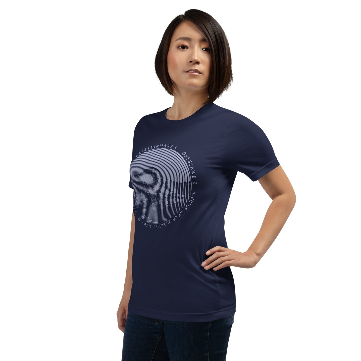 Damen T-Shirt in Navyblau mit Säntis-Aufdruck, Baumwolle, getragen von einer Frau in der Natur.