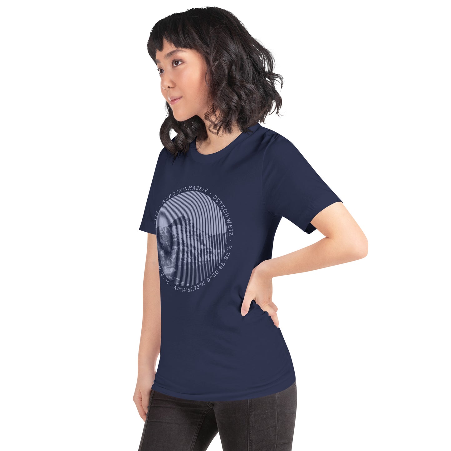 Damen T-Shirt in Navyblau mit Säntis-Print, Baumwolle, Frontansicht, getragen von einer Frau in der Natur.