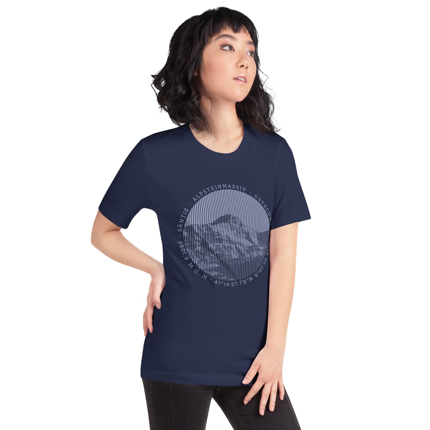 Navyblaues Damen T-Shirt von Vallada mit Säntis-Gipfel-Aufdruck, getragen von einer Bergfreundin.