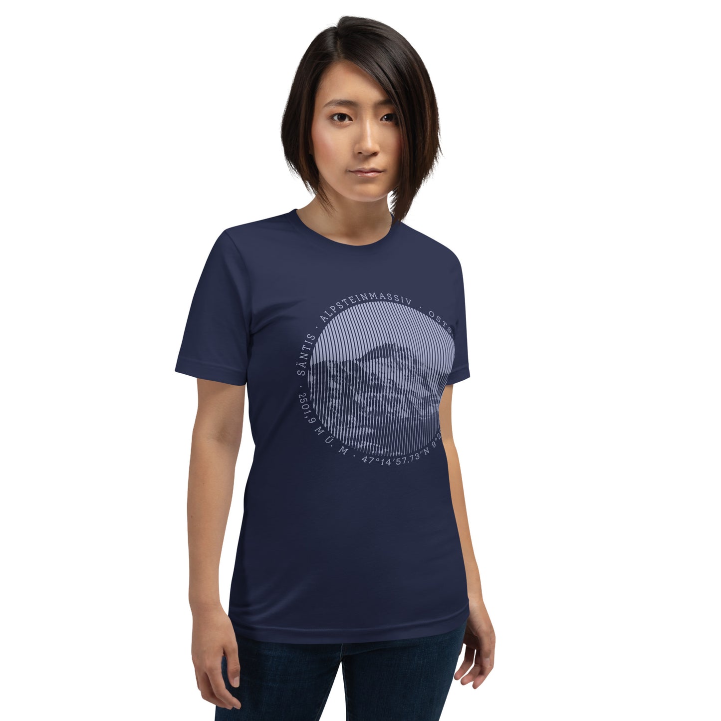 Navyblaues Damen T-Shirt mit Säntis-Print, getragen von einer Frau, die den Berg besteigt.