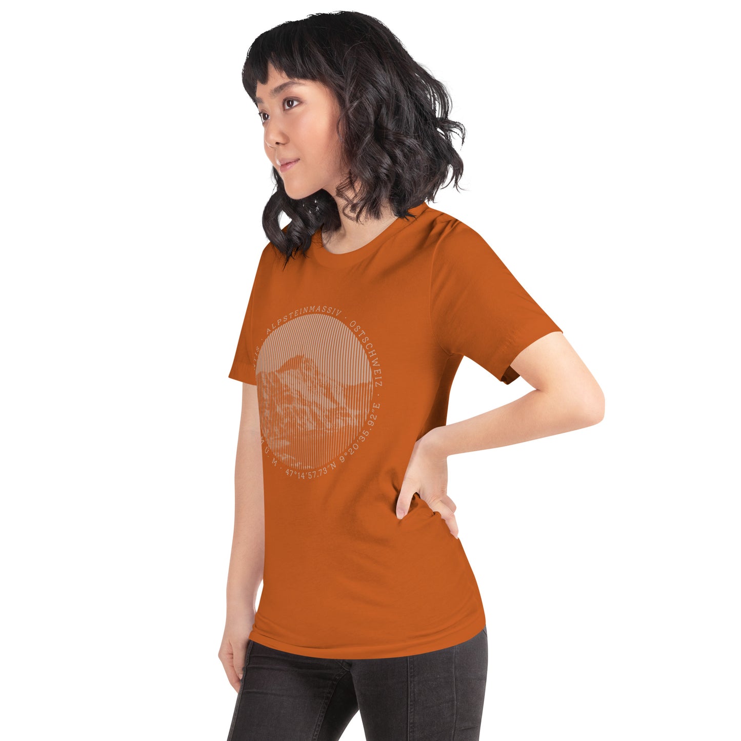 Oranges Damen T-Shirt mit Säntis-Print aus Baumwolle, getragen von einer Frau in der Natur.