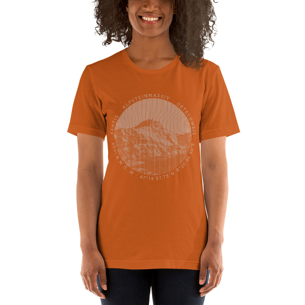 Oranges Damen T-Shirt mit Säntis-Gipfel-Aufdruck, getragen von einer Naturfreundin, Ausdruck der Begeisterung für die Alpstein-Region.