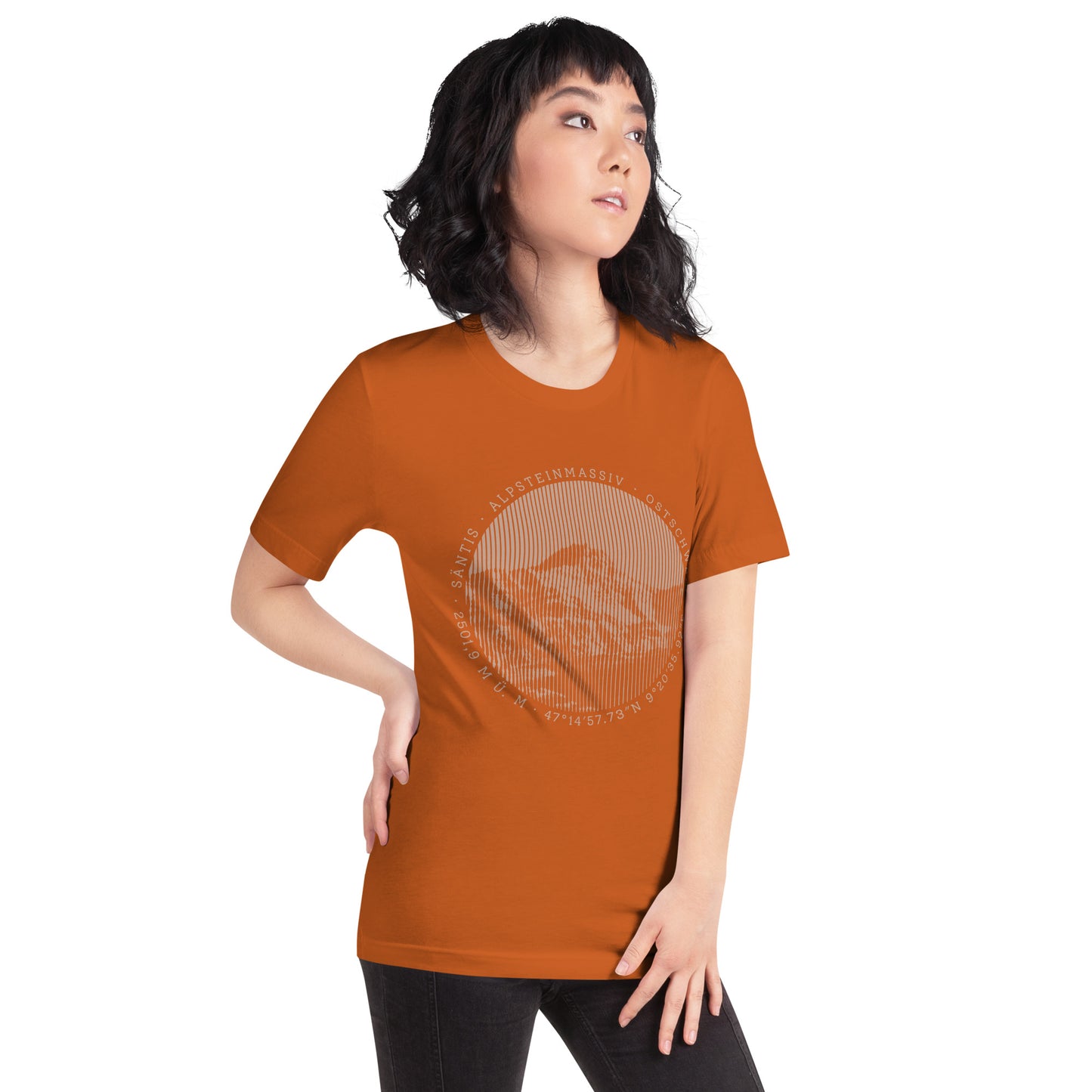 Oranges Damen T-Shirt von Vallada mit Säntis-Gipfel-Aufdruck, getragen von einer Frau, die ihre Liebe zu den Alpen zeigt. Das T-Shirt ist aus Baumwolle und hat eine bequeme Passform.