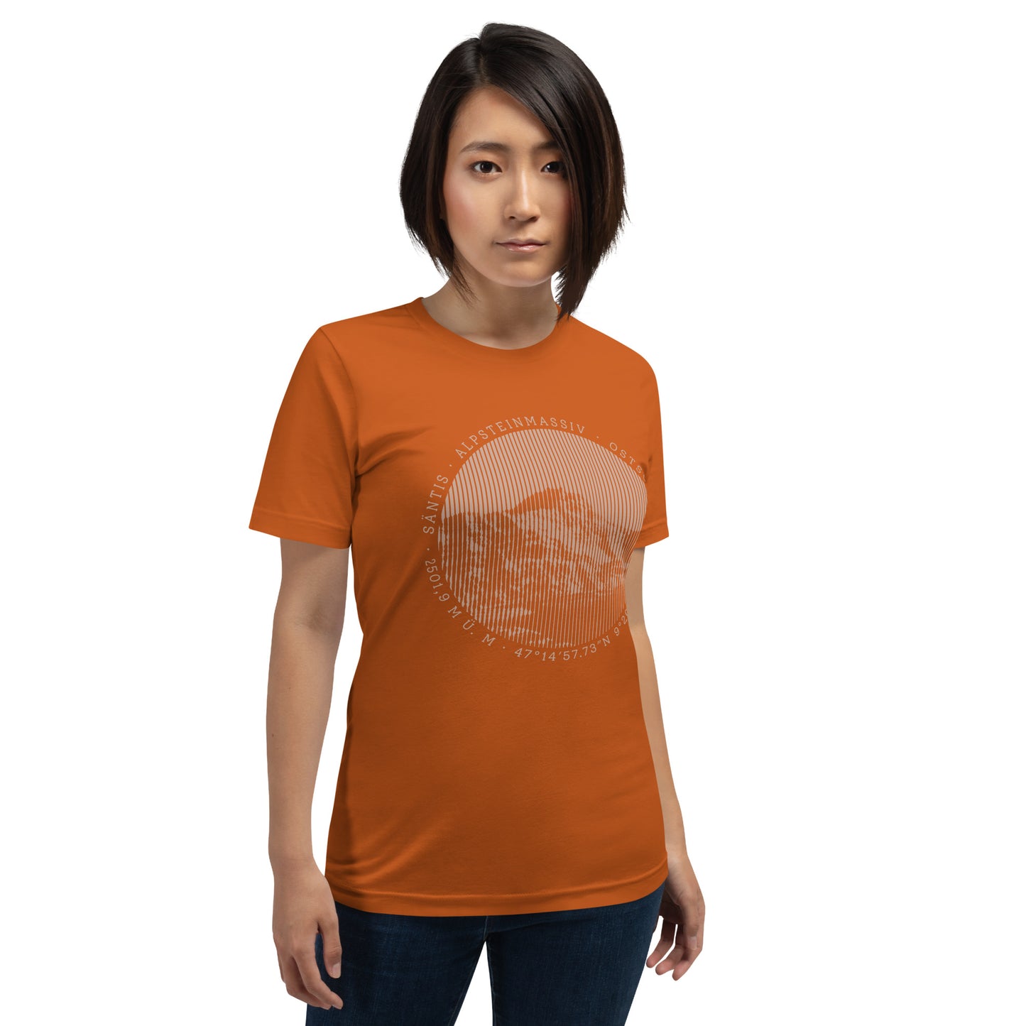 Oranges Damen T-Shirt von Vallada mit Säntis-Gipfel-Aufdruck, getragen von einer Bergfreundin, zeigt Liebe zu den Alpen und Alpstein-Gebirge.