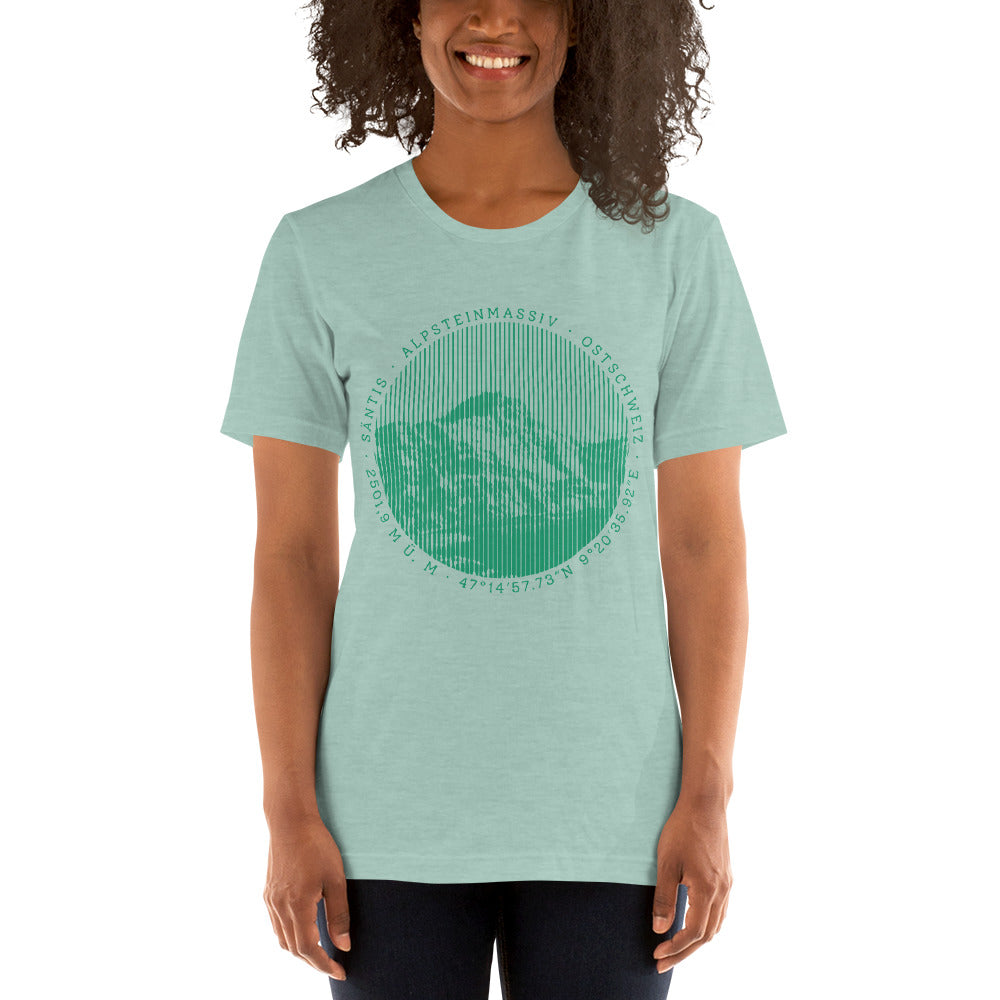 Taubenblau meliertes Damen T-Shirt mit Säntis-Gipfel-Aufdruck, getragen von einer Frau in der Natur.