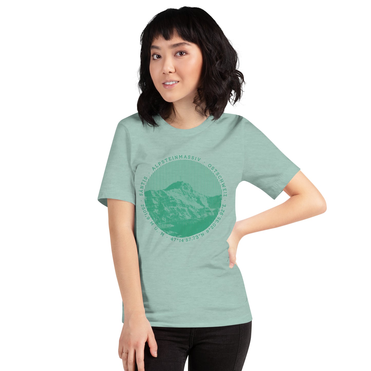 Taubenblau meliertes Damen T-Shirt mit Säntis-Gipfel-Aufdruck, getragen von einer Bergbegeisterten.