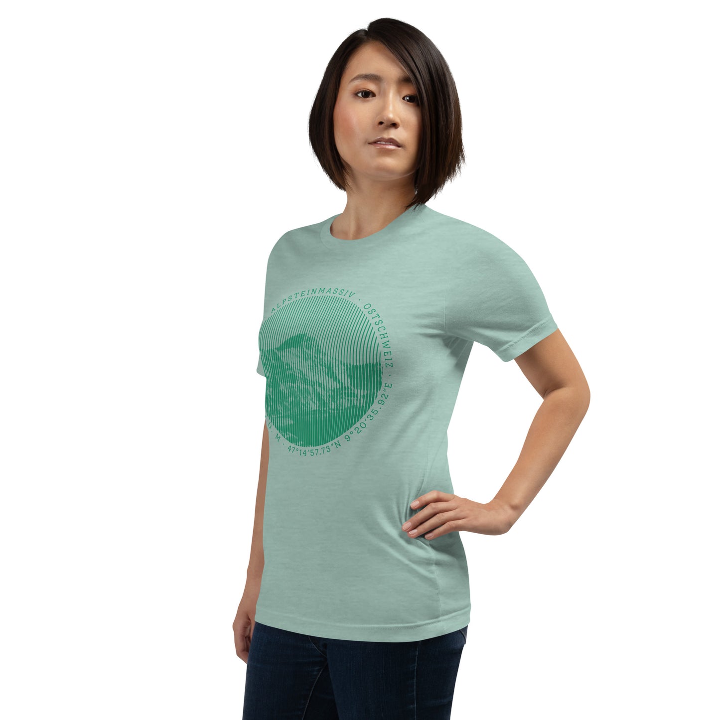 Taubenblau meliertes Damen T-Shirt mit Säntis-Print, getragen von einer Frau in den Bergen.