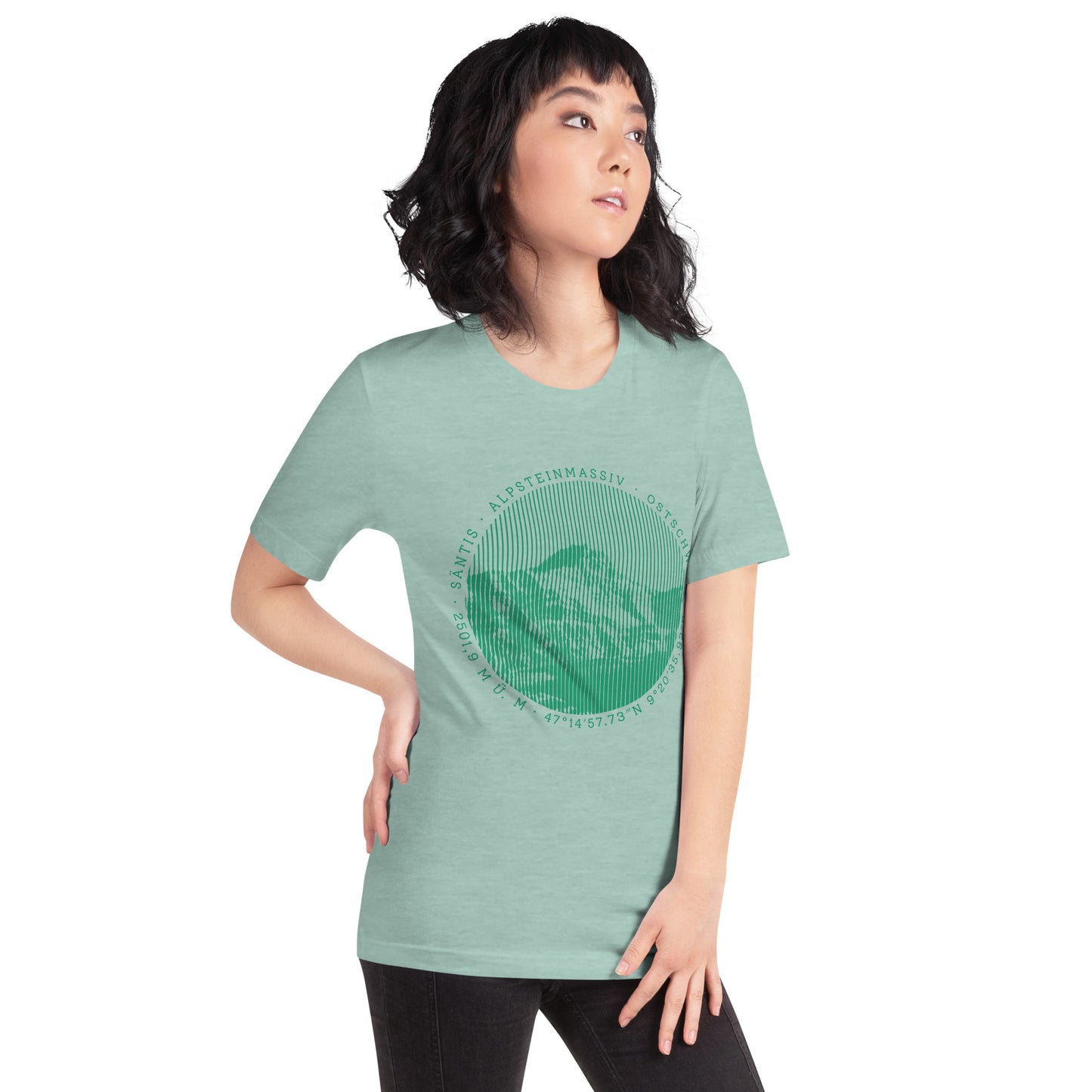 Damen T-Shirt in Taubenblau meliert mit Säntis-Aufdruck, getragen von einer Frau in den Bergen.