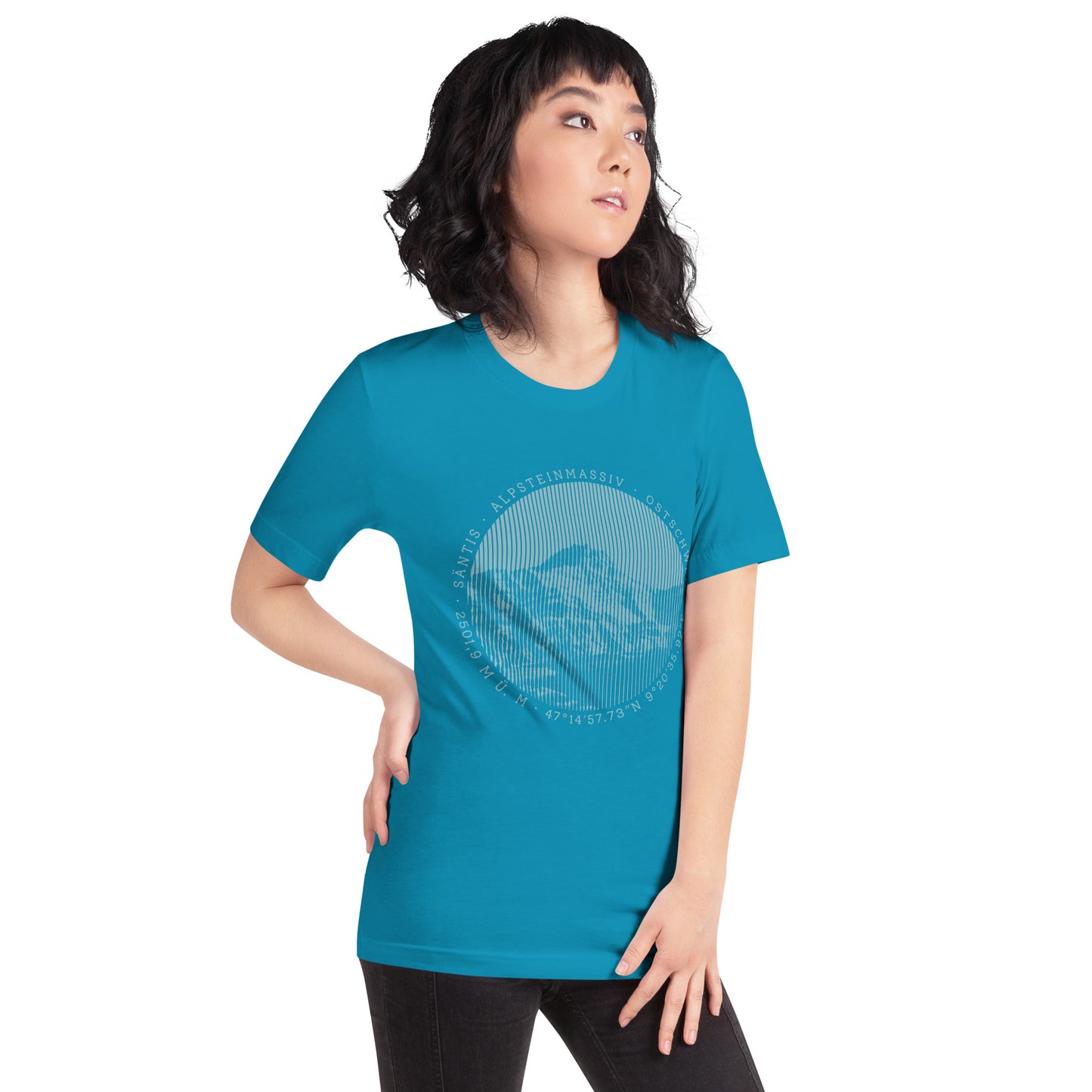 Damen T-Shirt in Türkis aus der Säntis-Collection von Vallada, getragen von einer Frau in den Bergen.