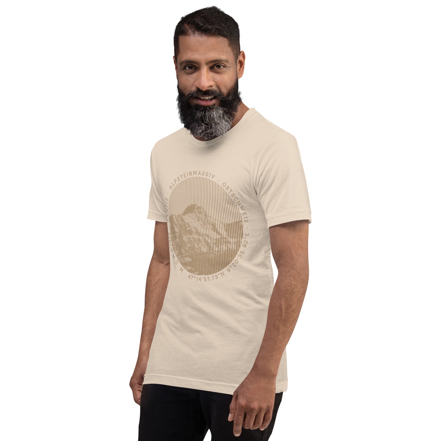 Herren T-Shirt in Cremefarbe aus Baumwolle mit dezentem Säntis-Motiv, getragen von einem Mann mit Bart