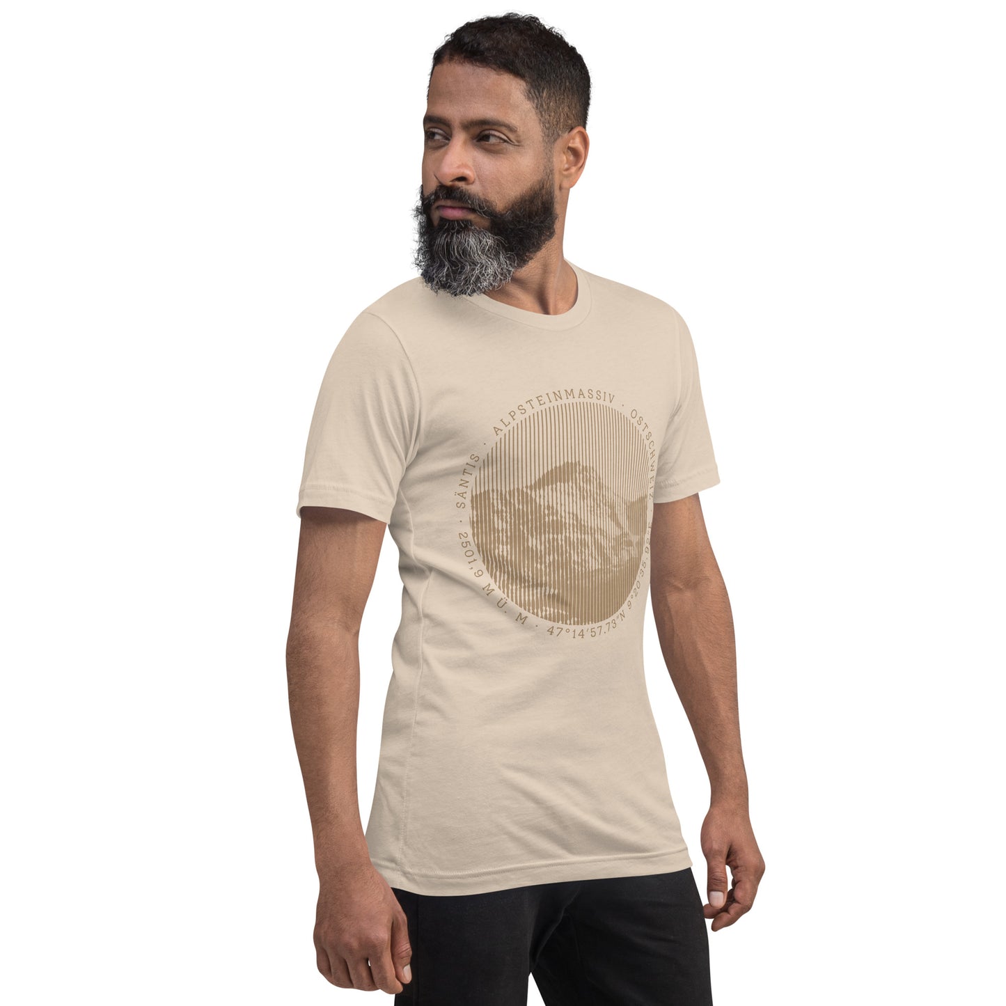 Crèmefarbenes Herren T-Shirt aus Baumwolle mit Säntis-Motiv, getragen von Mann mit grau meliertem Bart.
